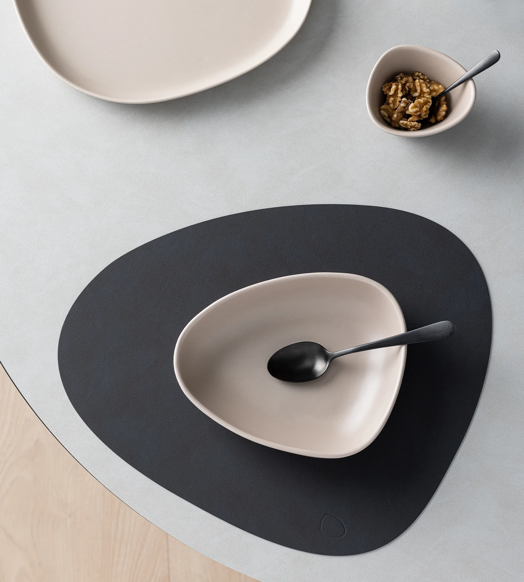 Curve Stoneware talerz głęboki 19x22 cm, Piaskowy LIND DNA