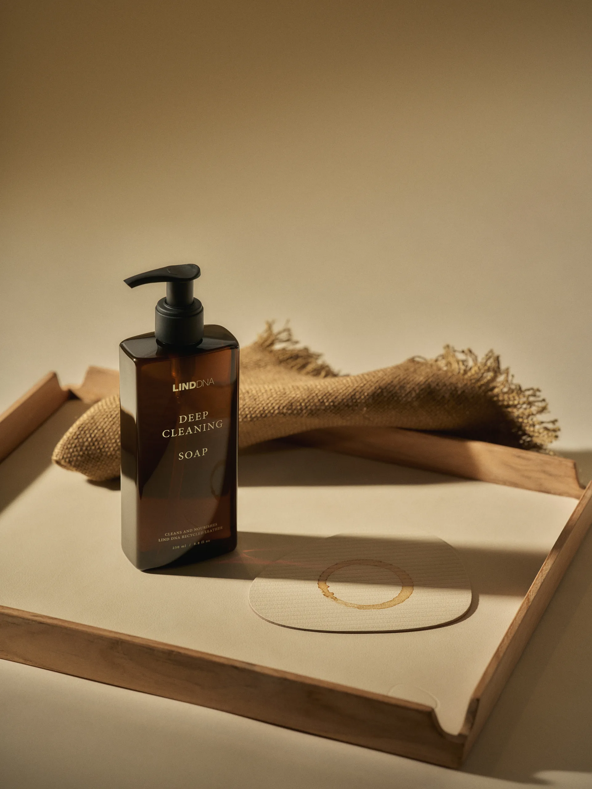 Głęboko oczyszczające mydło LIND DNA, 480 ml LIND DNA