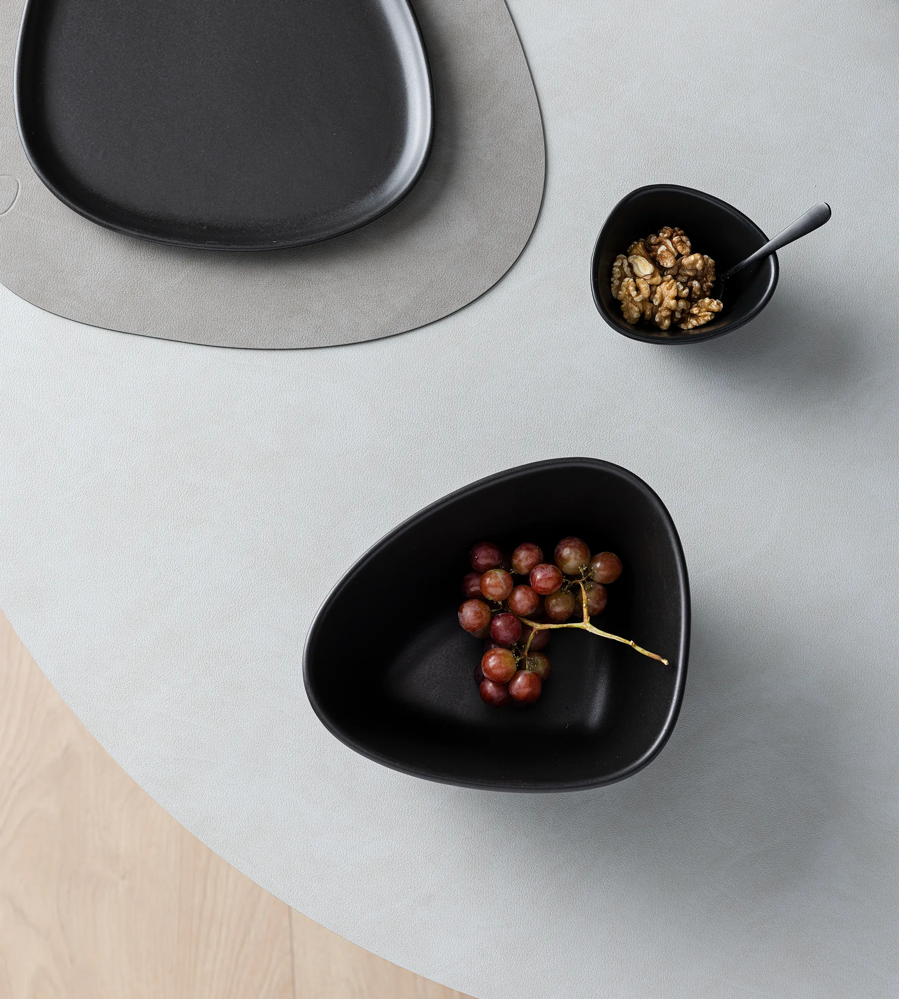 Miska Curve Stoneware M 20x22 cm, Black LIND DNA