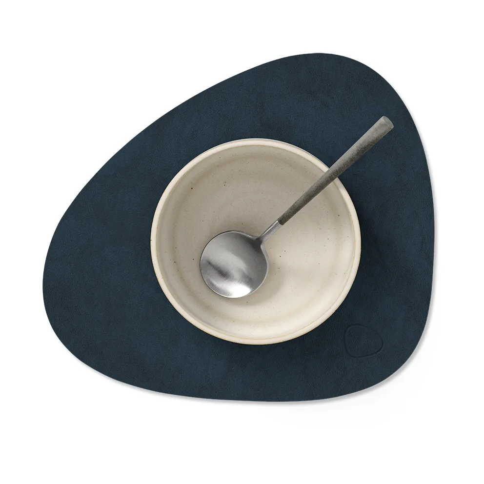 Podkładka na stół Nupo Curve S, Midnight blue (granat), 28x24 cm LIND DNA