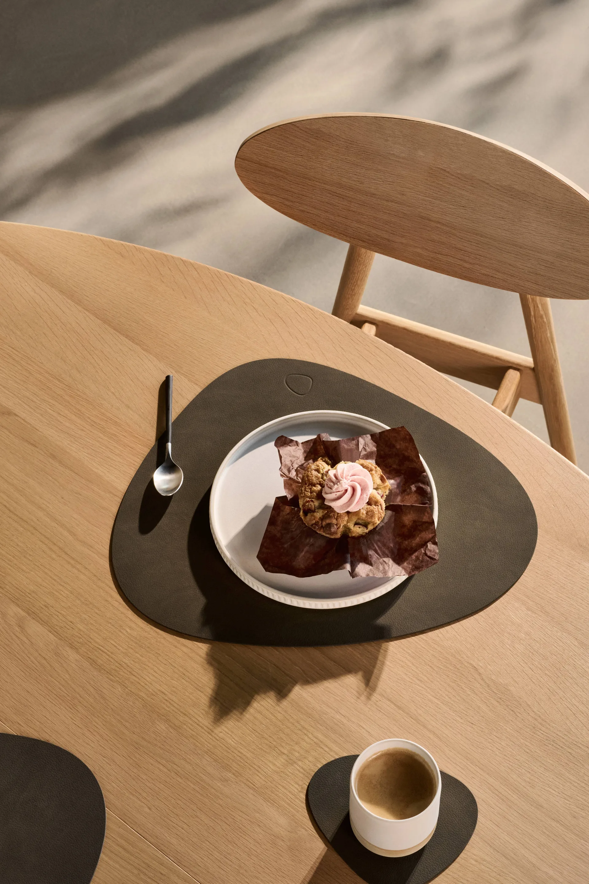 Podkładka pod szklankę Nupo Curve, Caviar (ciemnoszara) LIND DNA