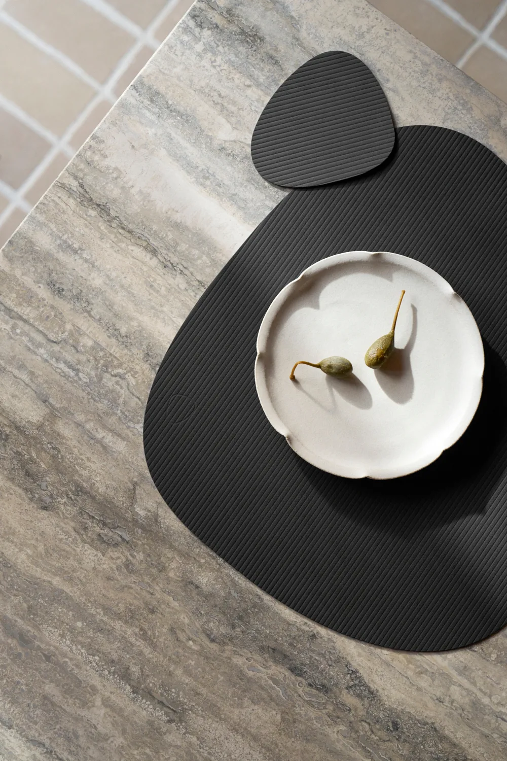 Podkładka stołowa Corduroy curve L, Czarny LIND DNA