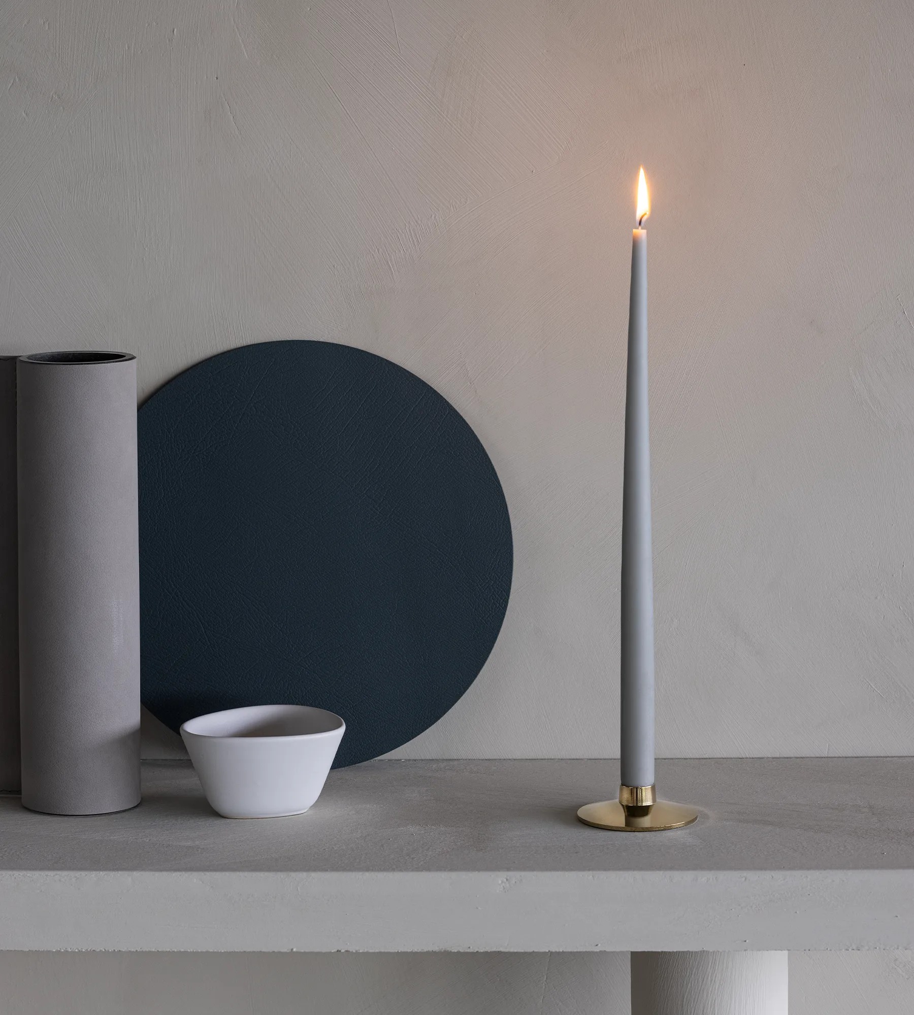 Świecznik Curve, gold, plinth LIND DNA