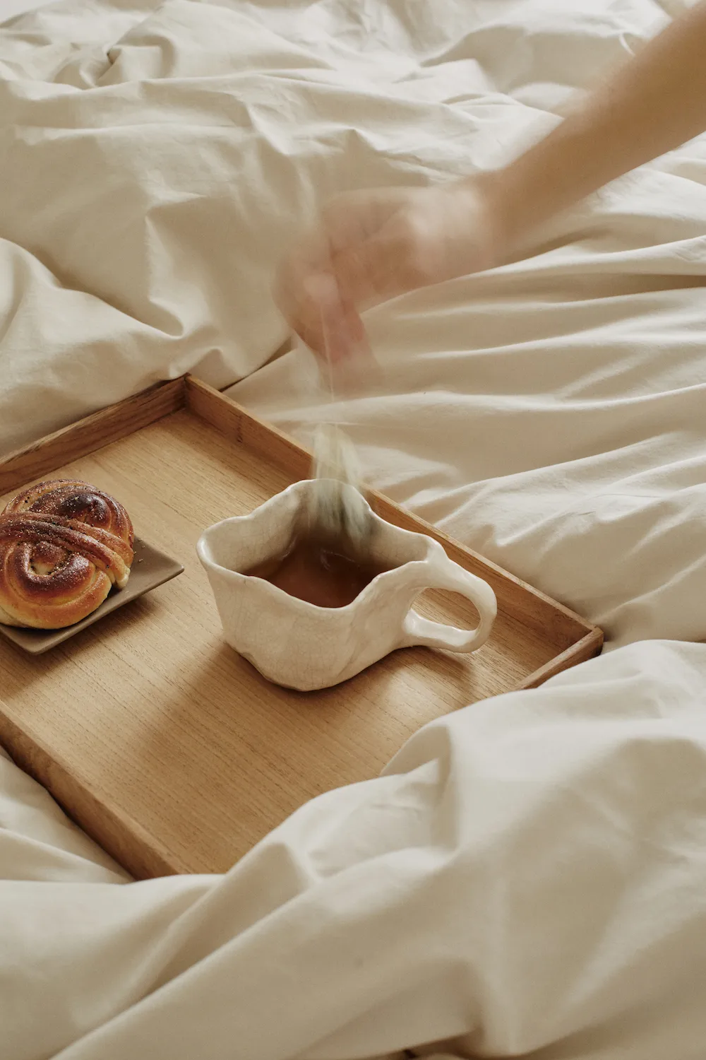 Taca z drewna tekowego Even Square M, Nupo herbal dust LIND DNA