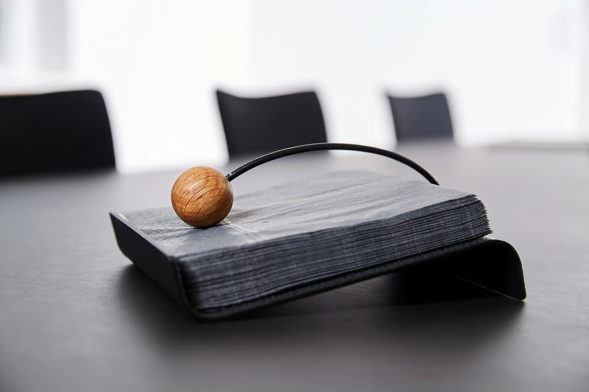 Uchwyt na serwetki Hippo String, Czarny-antracytowy LIND DNA