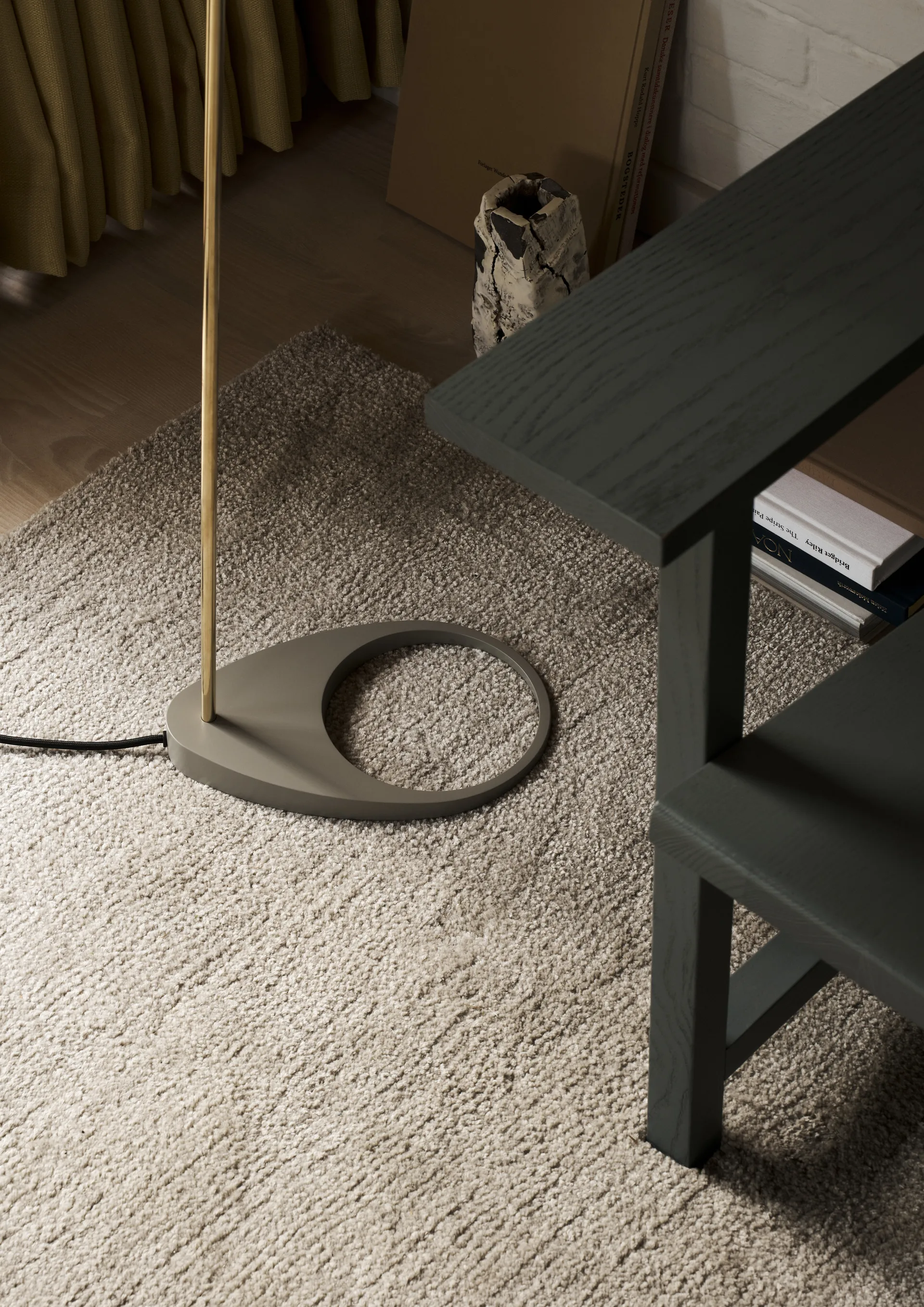 Lampa podłogowa AJ, Brass-warm grey Louis Poulsen