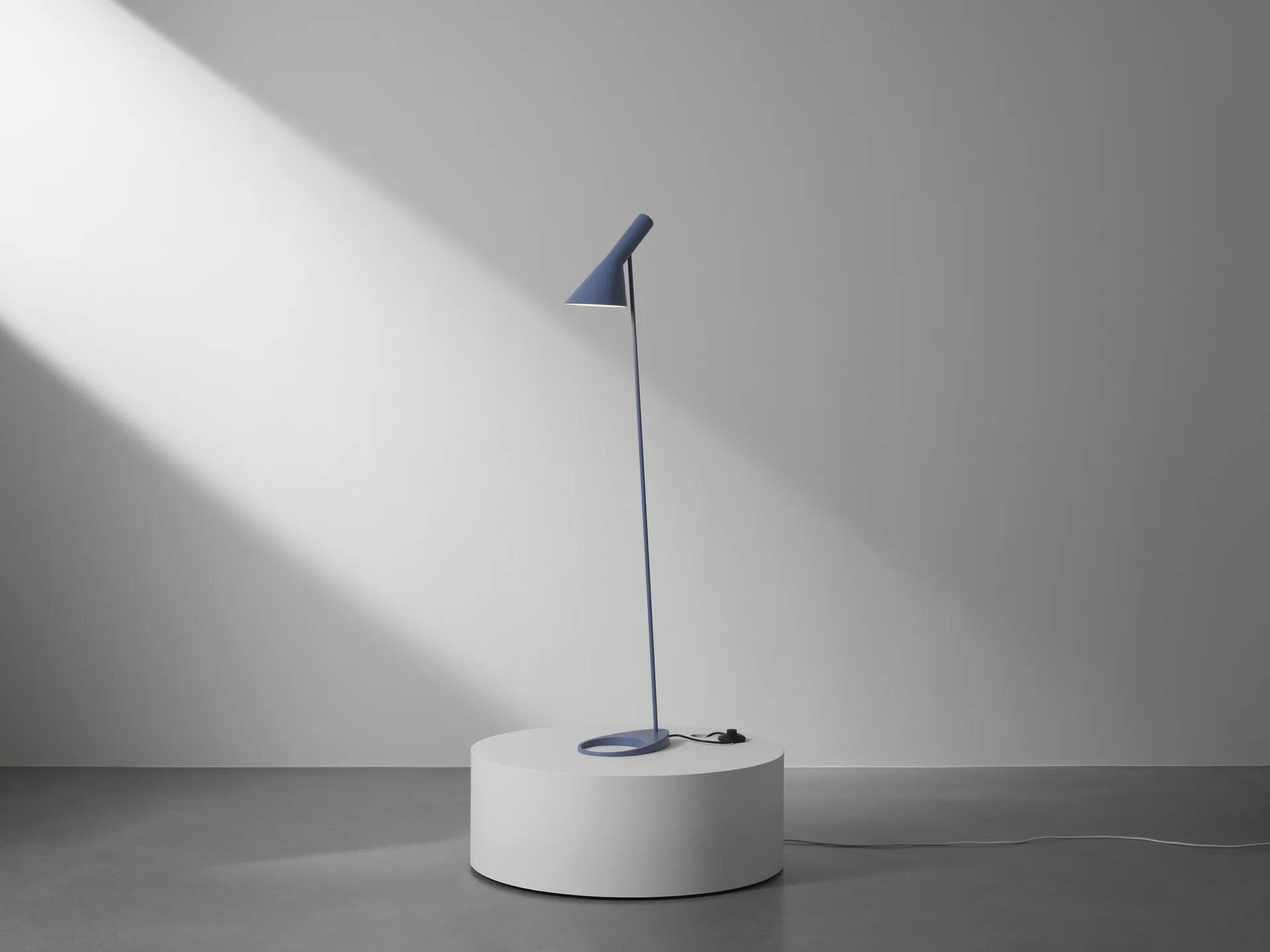 Lampa podłogowa AJ, Dusty blue Louis Poulsen