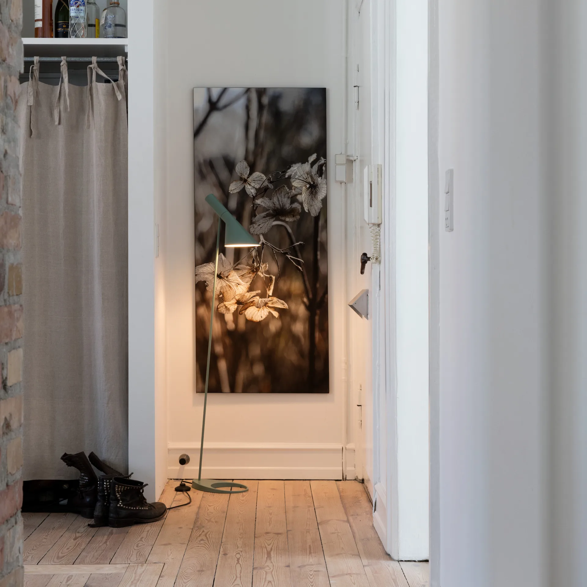 Lampa podłogowa AJ, Jasny w kolorze ropy naftowej Louis Poulsen