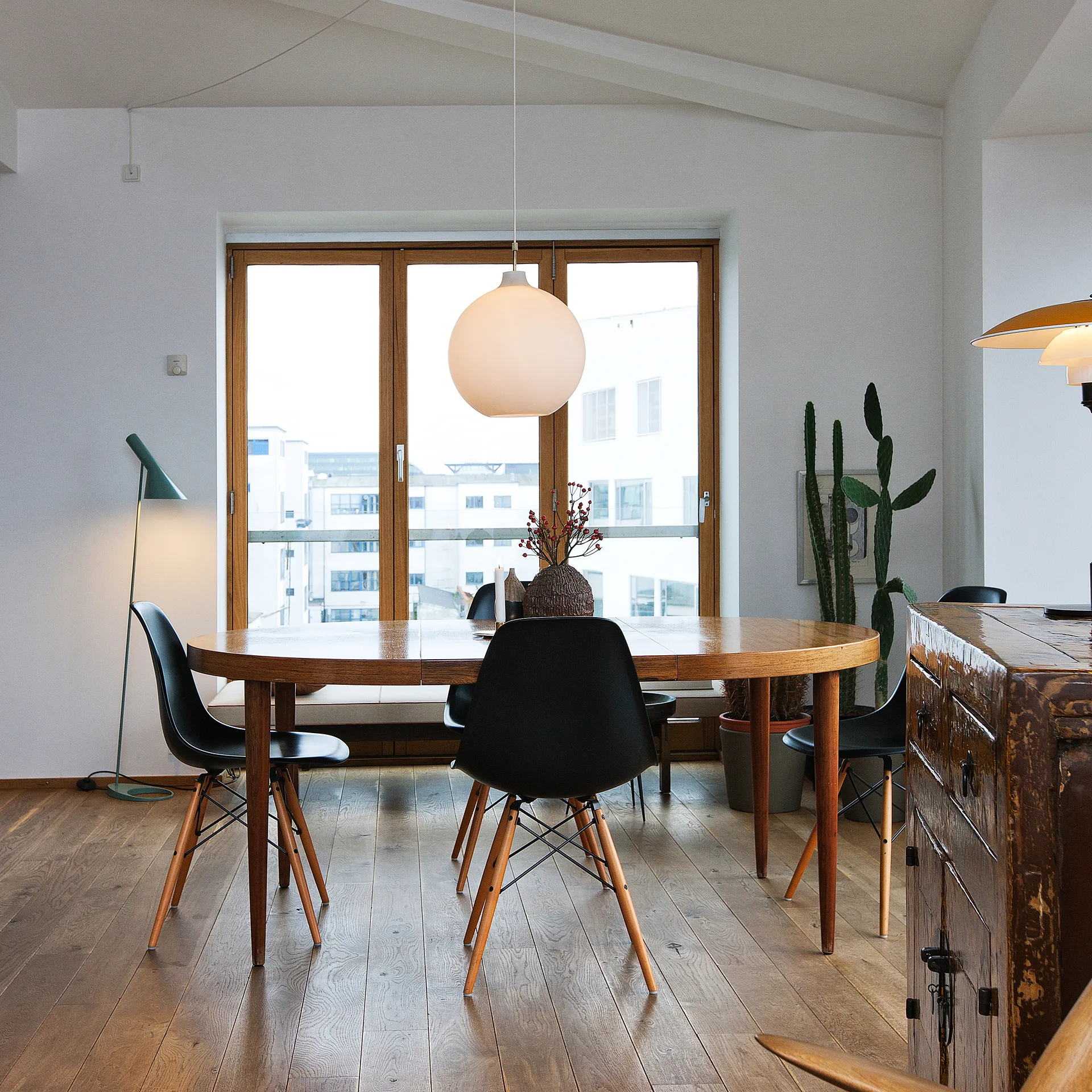 Lampa podłogowa AJ, Jasny w kolorze ropy naftowej Louis Poulsen