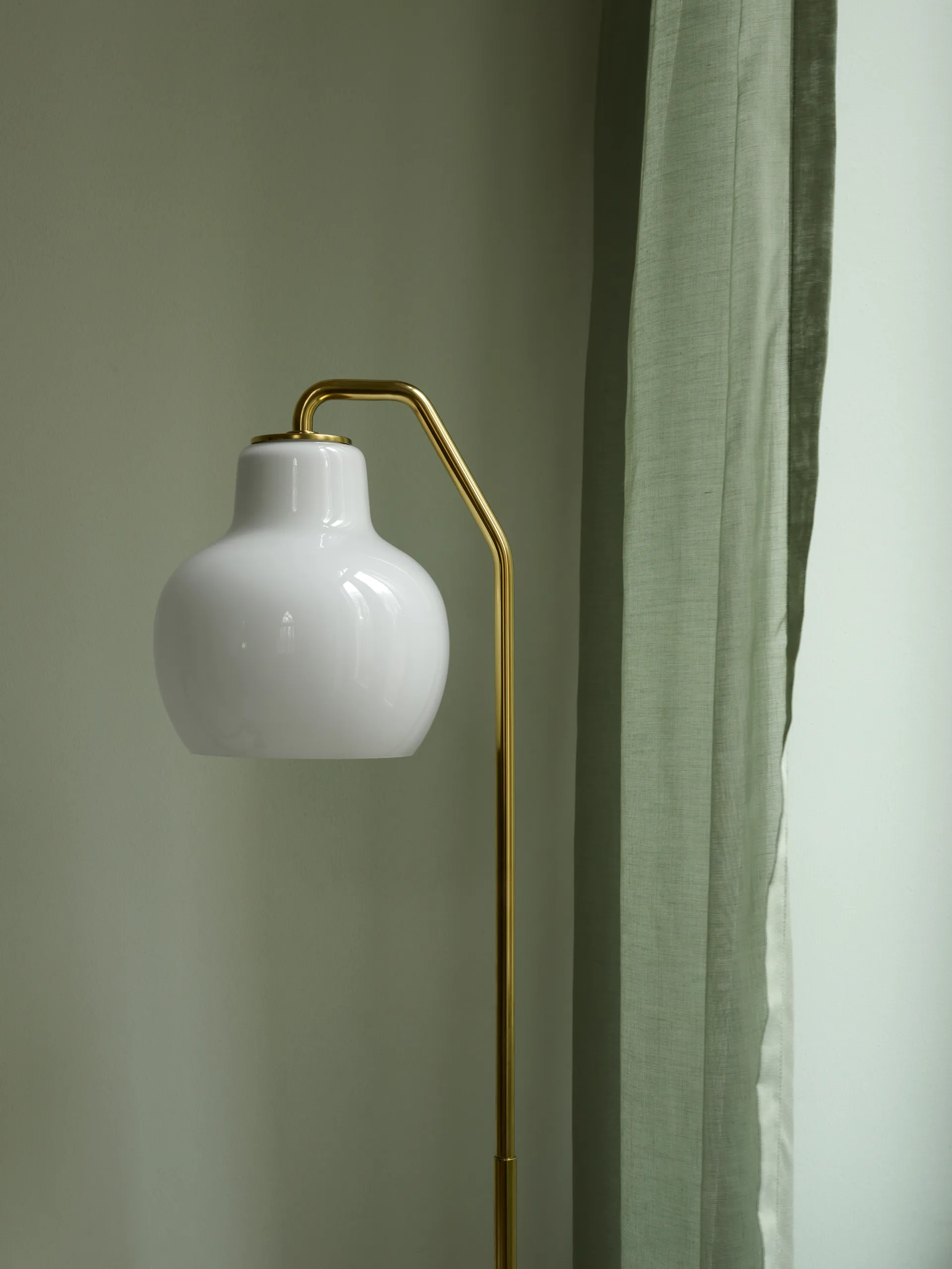 Lampa podłogowa VL Ring Crown, Mosiężny-opalowe szkło Louis Poulsen
