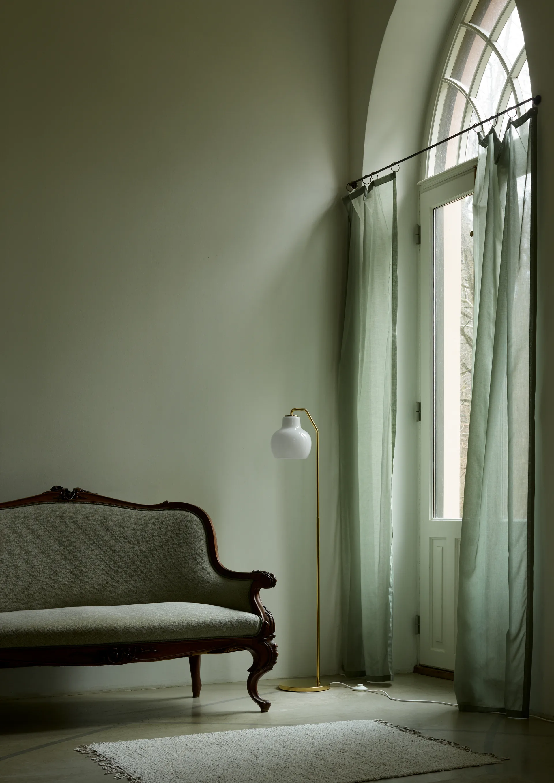 Lampa podłogowa VL Ring Crown, Mosiężny-opalowe szkło Louis Poulsen