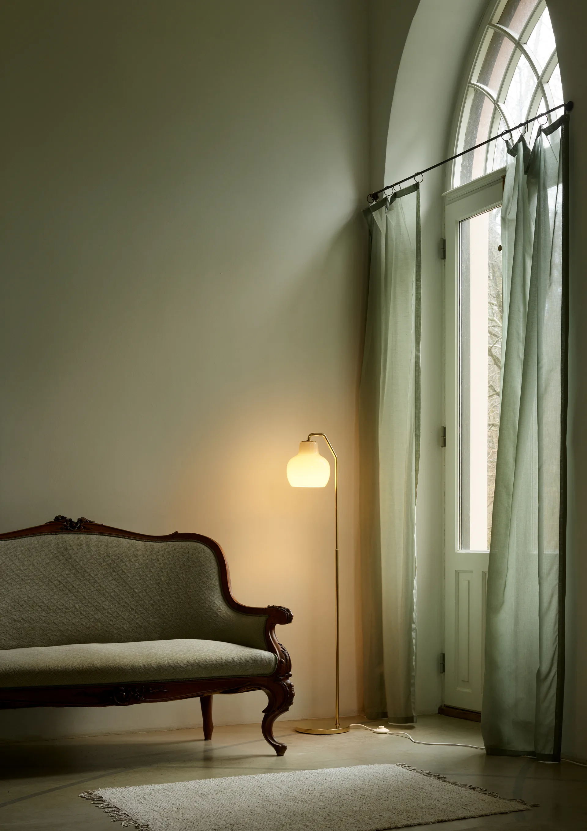 Lampa podłogowa VL Ring Crown, Mosiężny-opalowe szkło Louis Poulsen