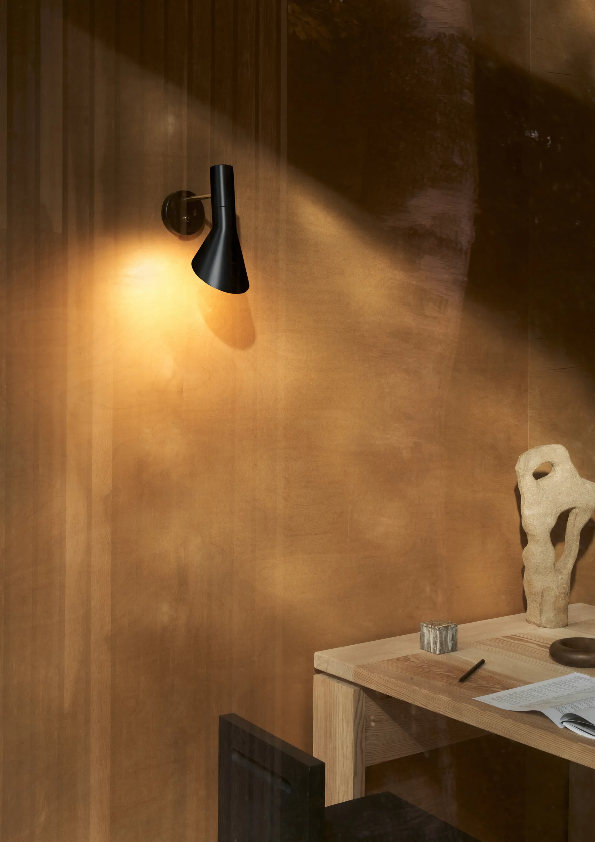 Lampa ścienna AJ instalacja stała, Brass-black Louis Poulsen