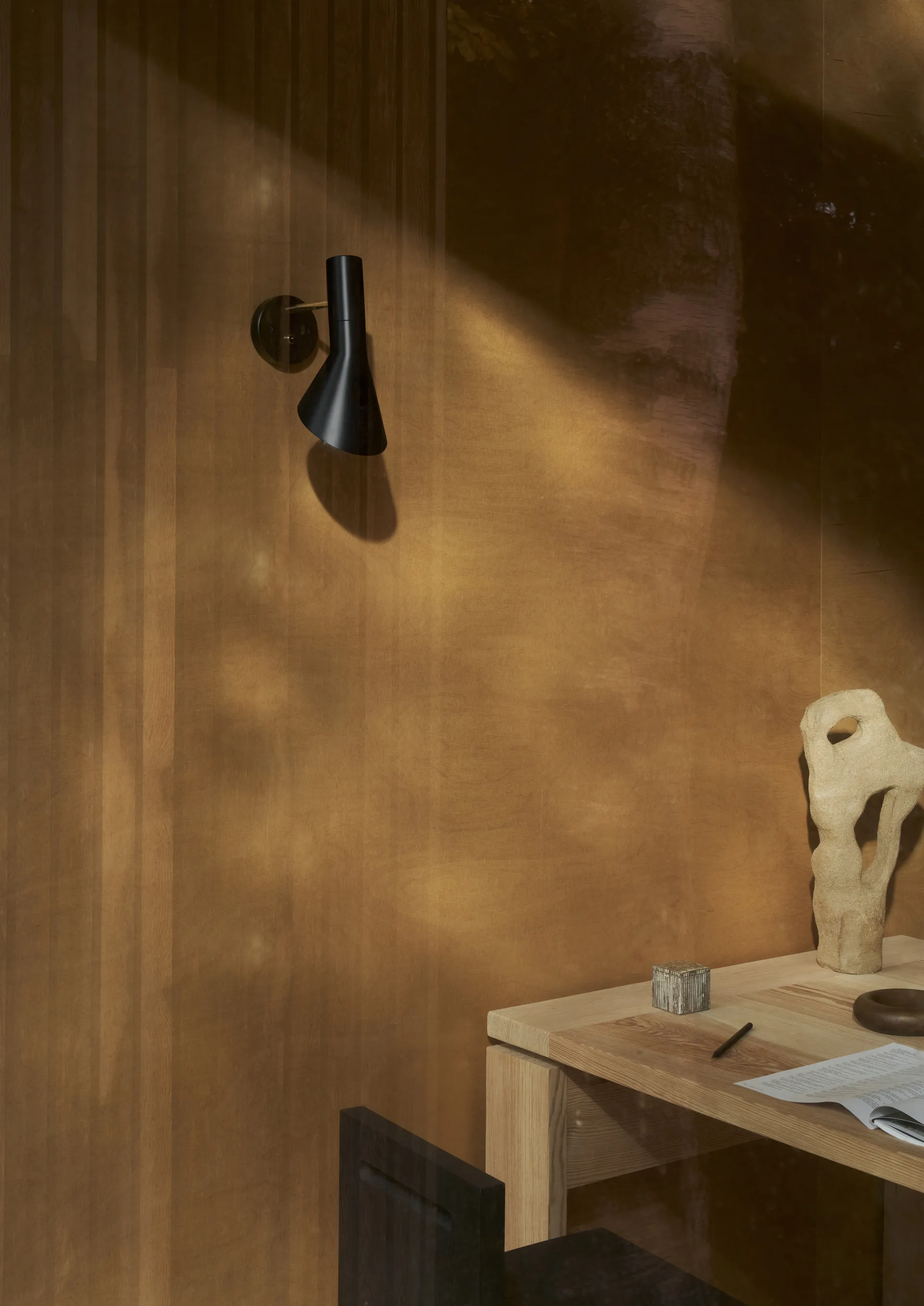 Lampa ścienna AJ instalacja stała, Brass-black Louis Poulsen