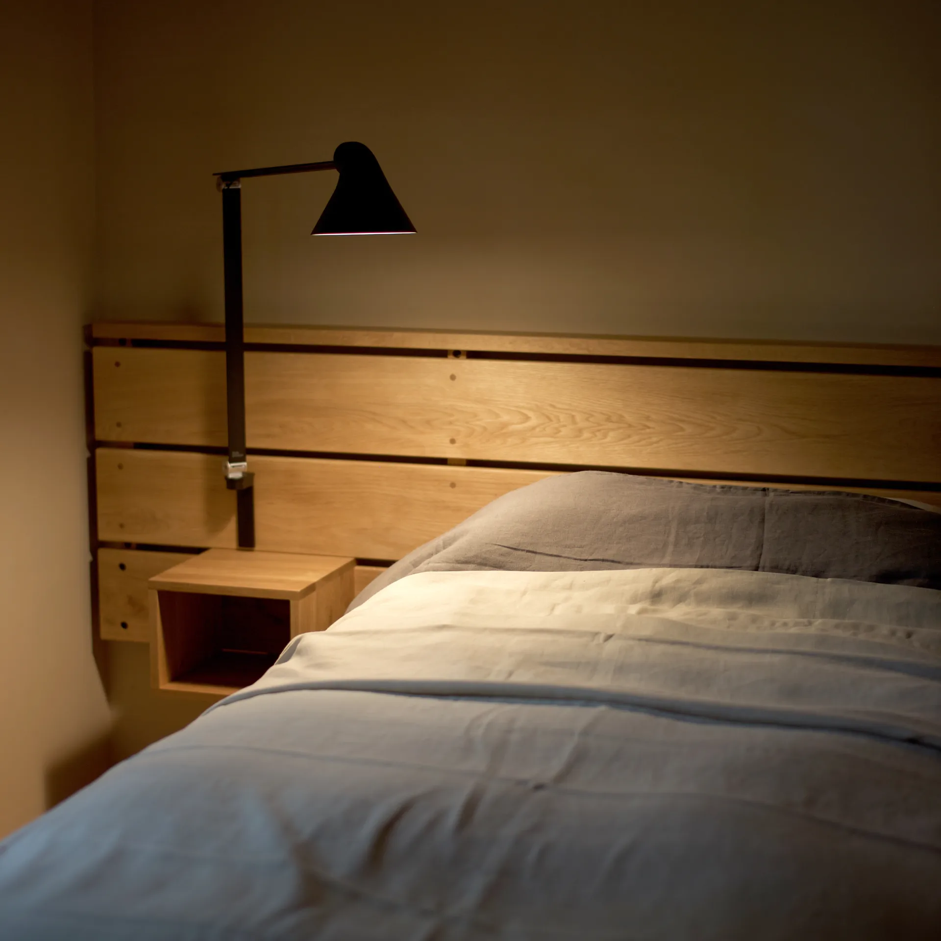 Lampa ścienna NJP z długim ramieniem, Czarny Louis Poulsen