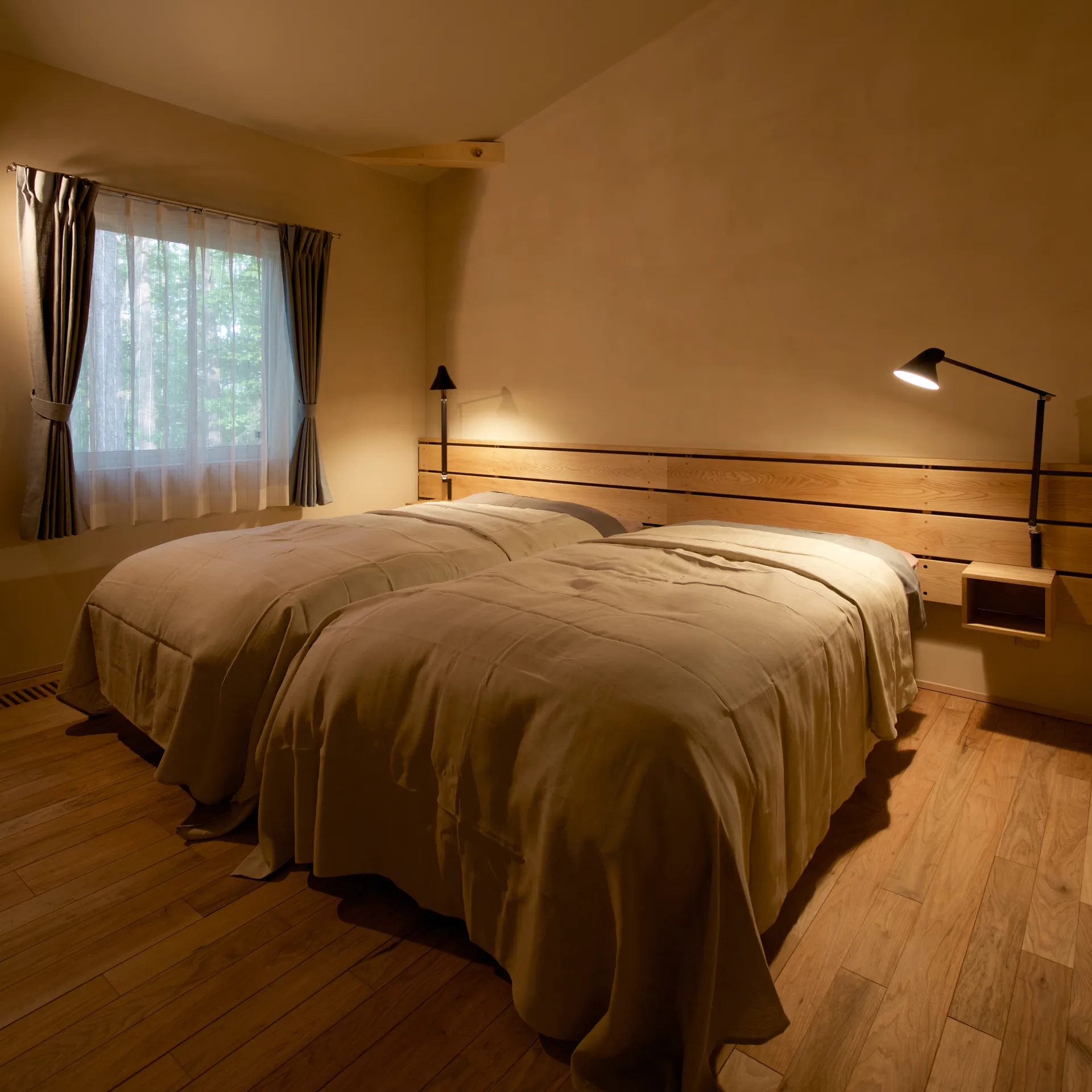 Lampa ścienna NJP z długim ramieniem, Czarny Louis Poulsen