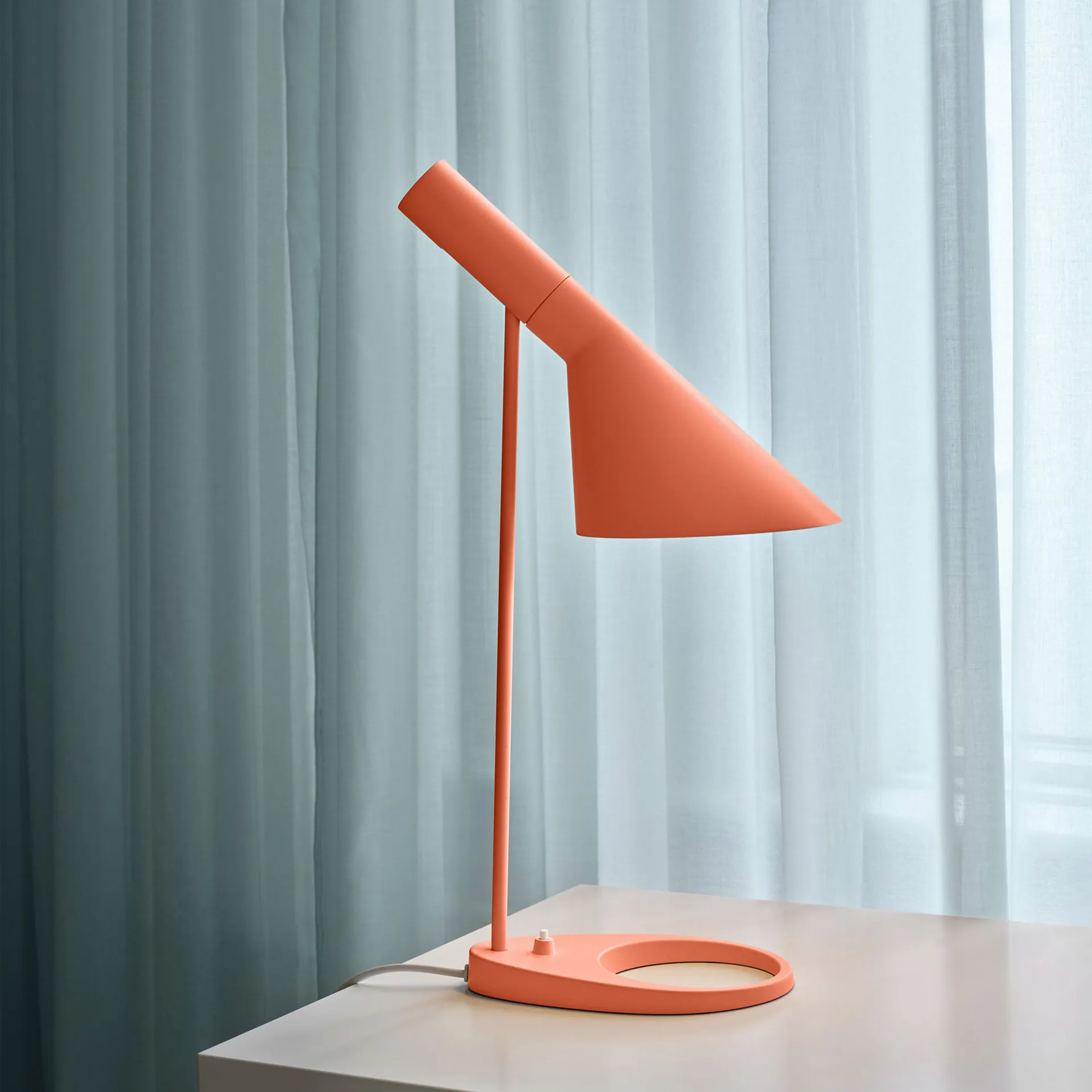 Lampa stołowa AJ MINI, Electric orange Louis Poulsen