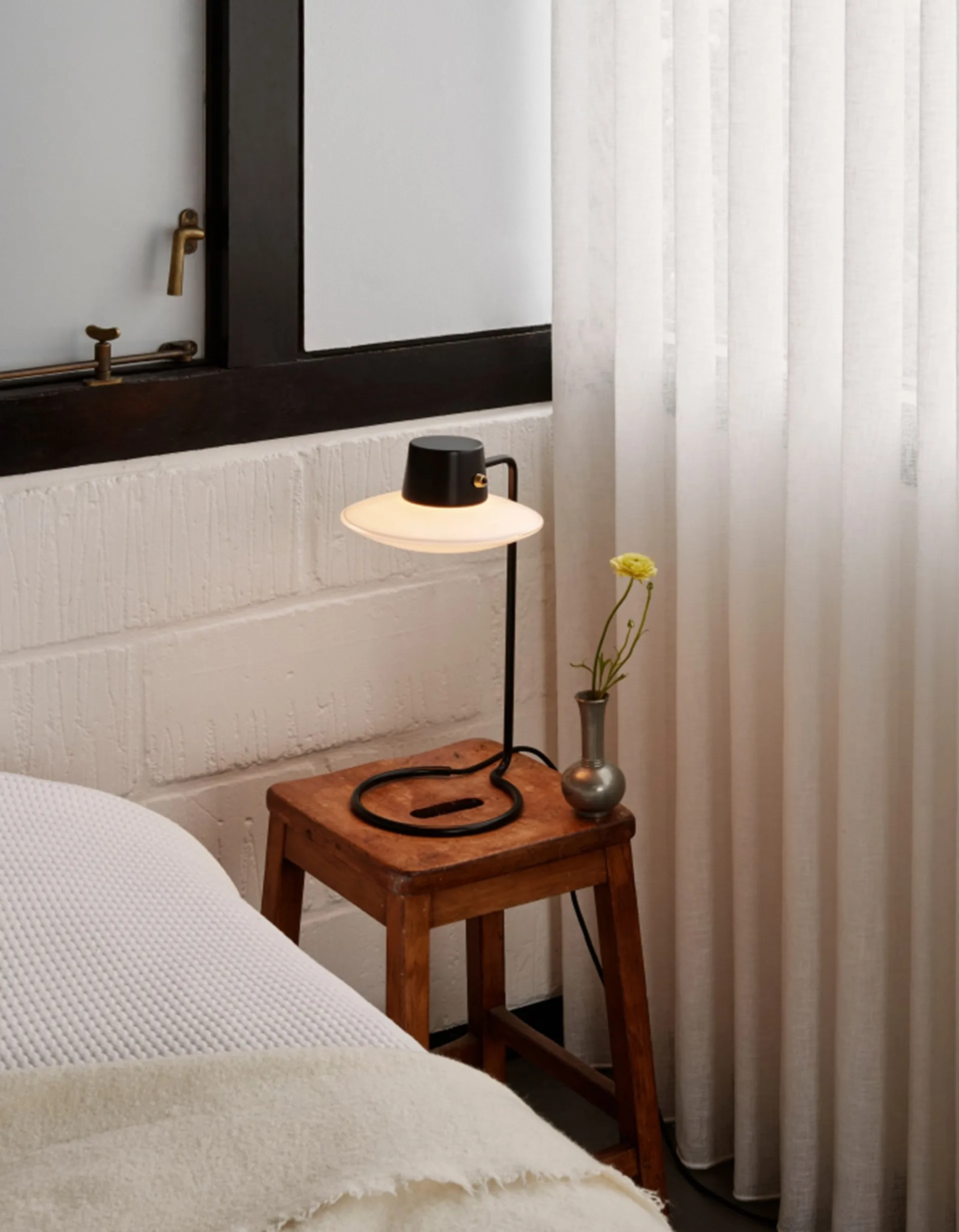 Lampa stołowa AJ Oxford 41 cm czarny, Szkło opalowe Louis Poulsen