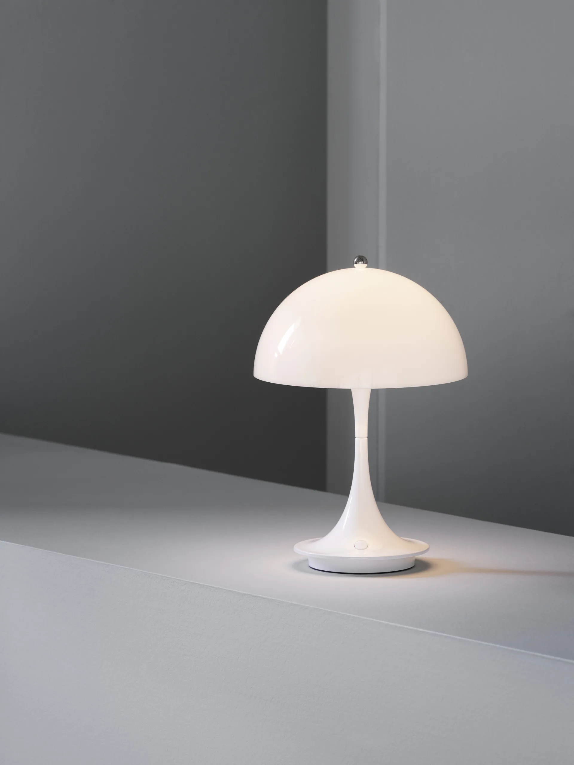 Lampa stołowa Panthella 160 portable, Szkło opalowe Louis Poulsen