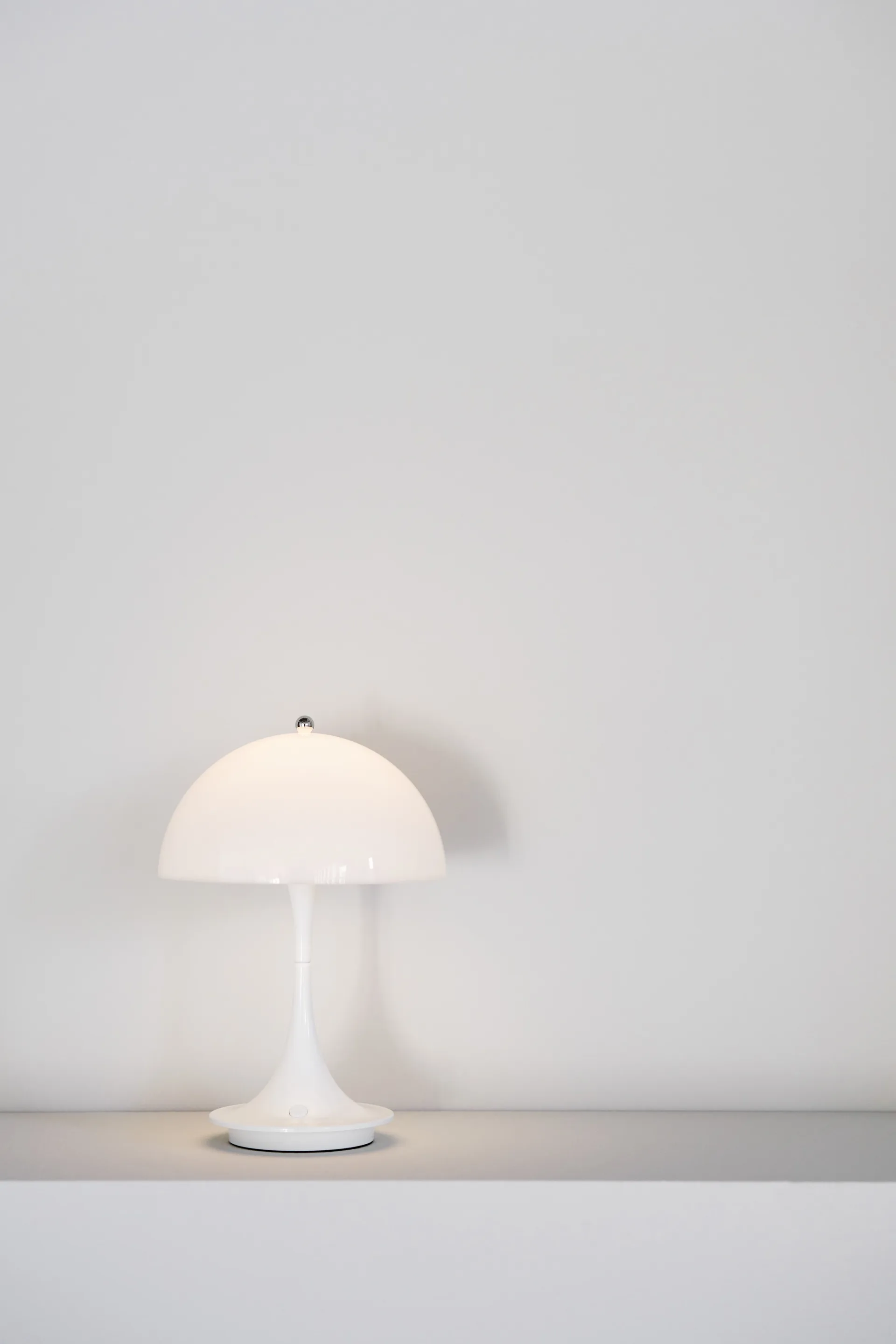 Lampa stołowa Panthella 160 portable, Szkło opalowe Louis Poulsen