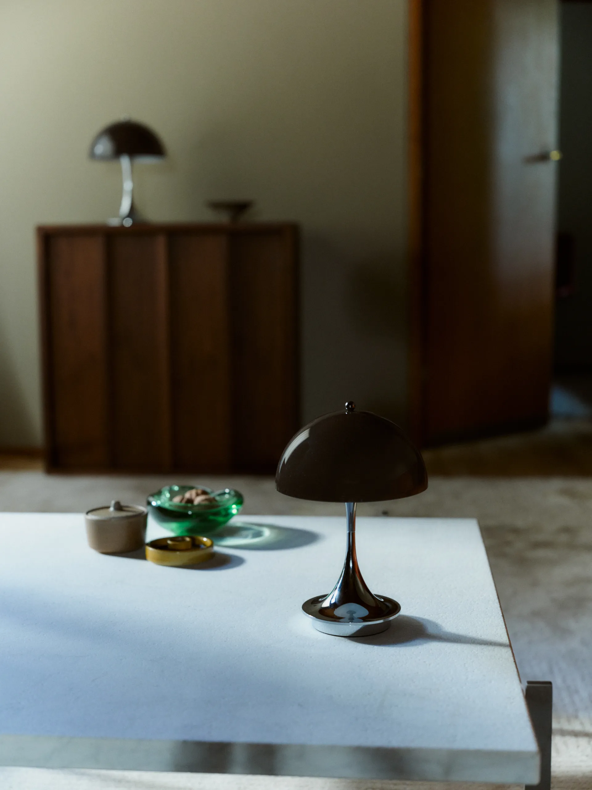 Lampa stołowa Panthella 160 Portable v3, Original Opal Brown Louis Poulsen