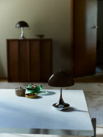 Lampa stołowa Panthella 160 Portable v3 - Original Opal Brown - Louis Poulsen