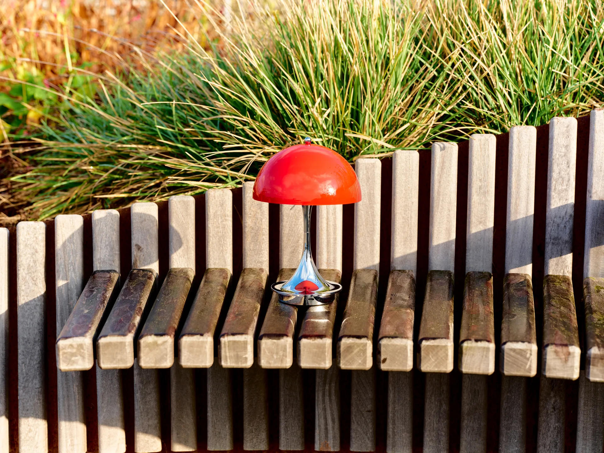 Lampa stołowa Panthella 160 Portable v3, Original Opal Red Louis Poulsen