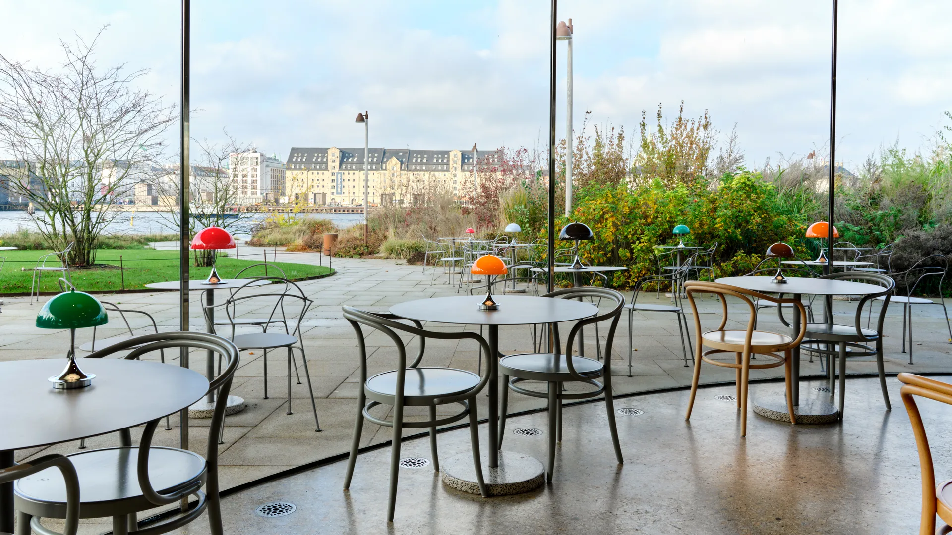 Lampa stołowa Panthella 160 Portable v3, Original Opal Red Louis Poulsen