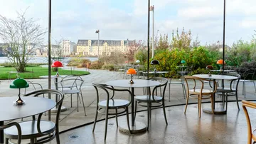 Lampa stołowa Panthella 160 Portable v3 - Original Opal Red - Louis Poulsen