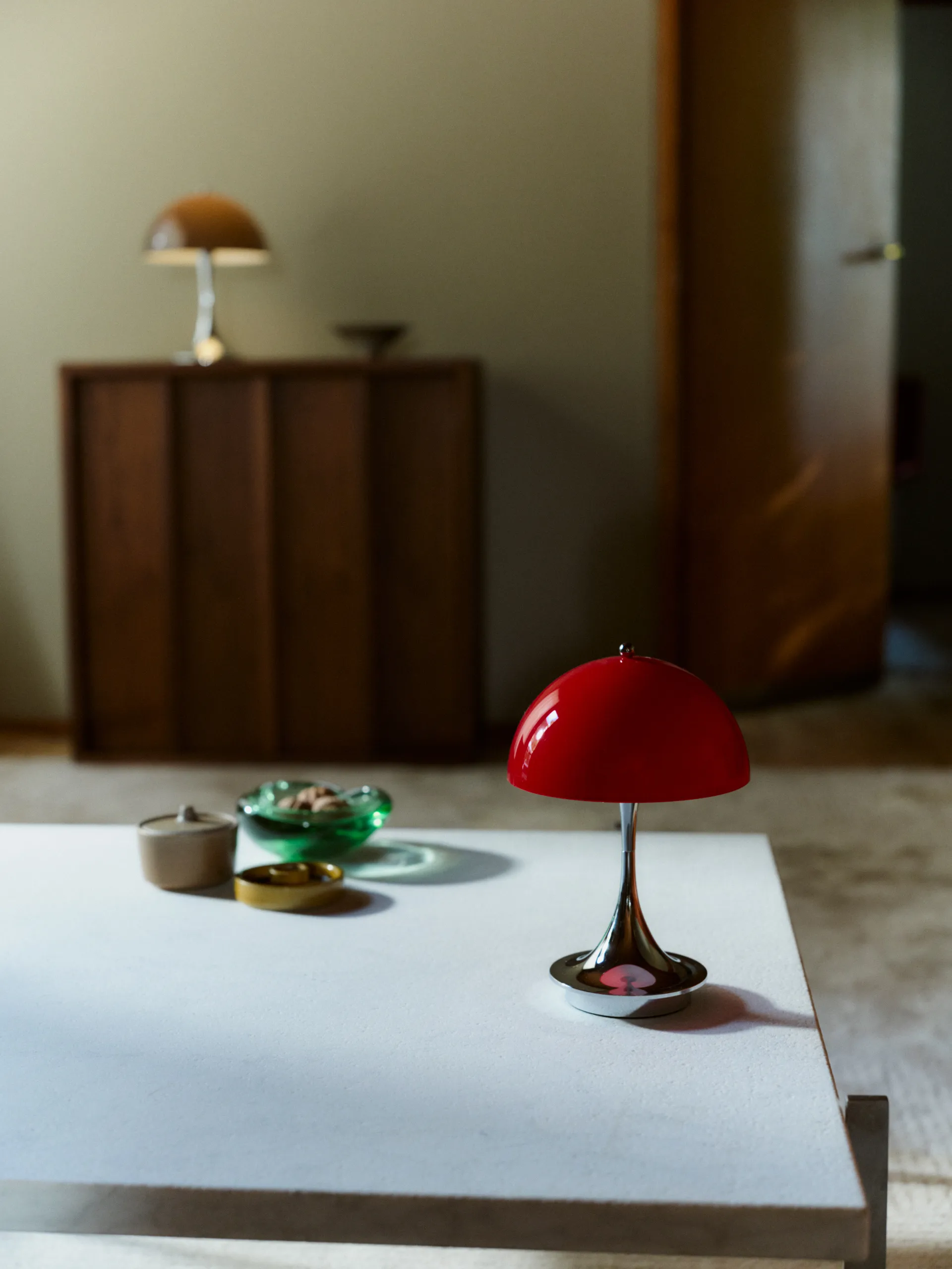 Lampa stołowa Panthella 160 Portable v3, Original Opal Red Louis Poulsen