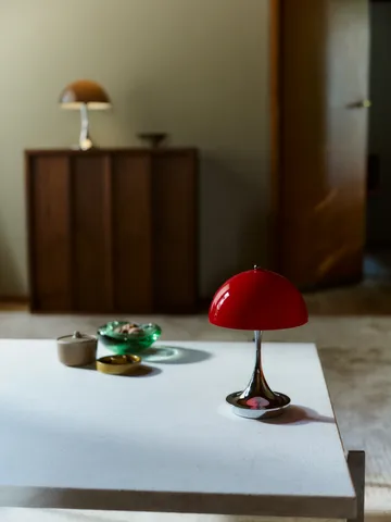 Lampa stołowa Panthella 160 Portable v3 - Original Opal Red - Louis Poulsen