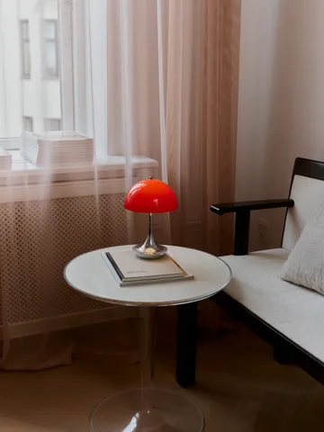 Lampa stołowa Panthella 160 Portable v3 - Original Opal Red - Louis Poulsen