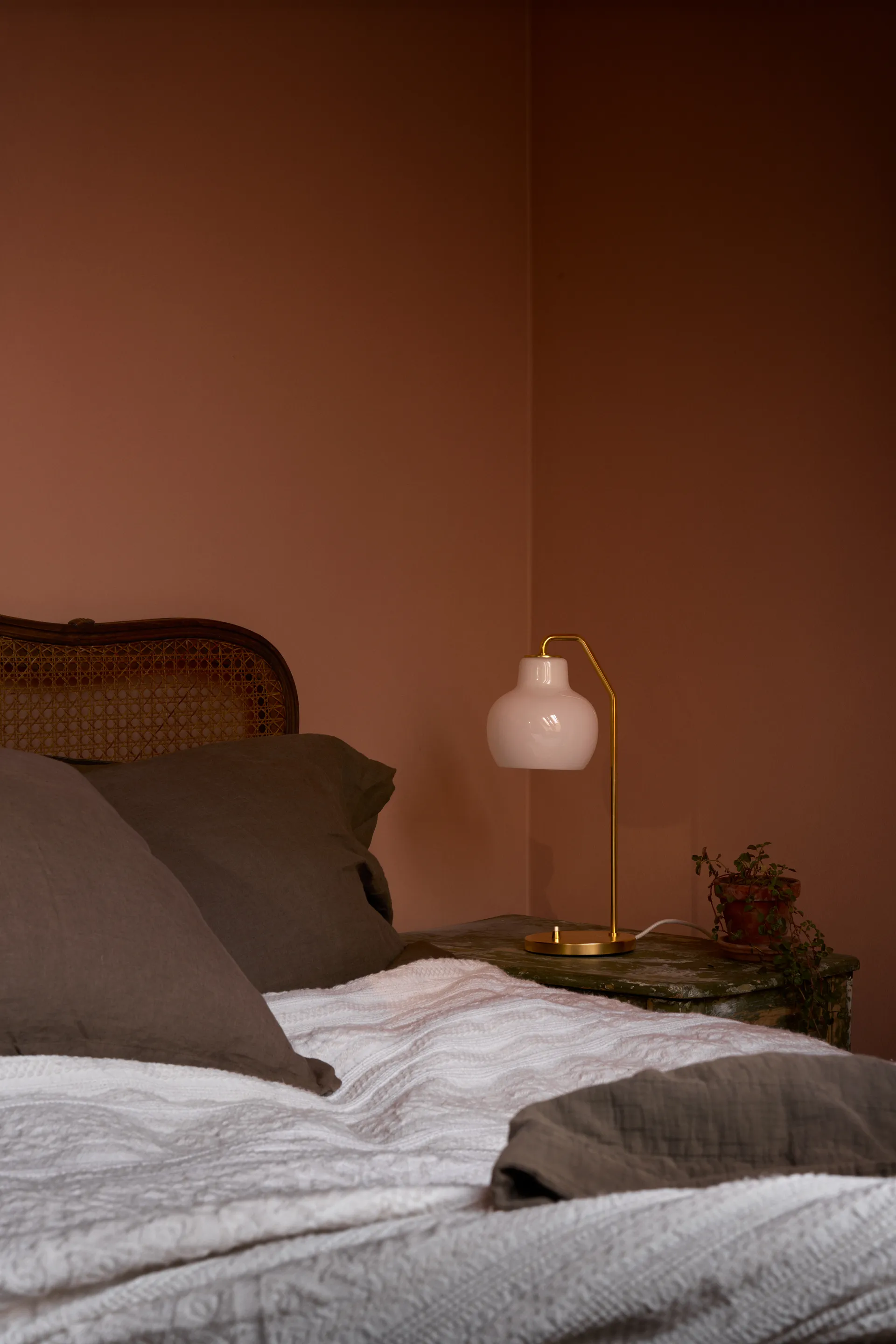 Lampa stołowa VL Ring Crown Ø15 cm, Mosiężny-opalowe szkło Louis Poulsen