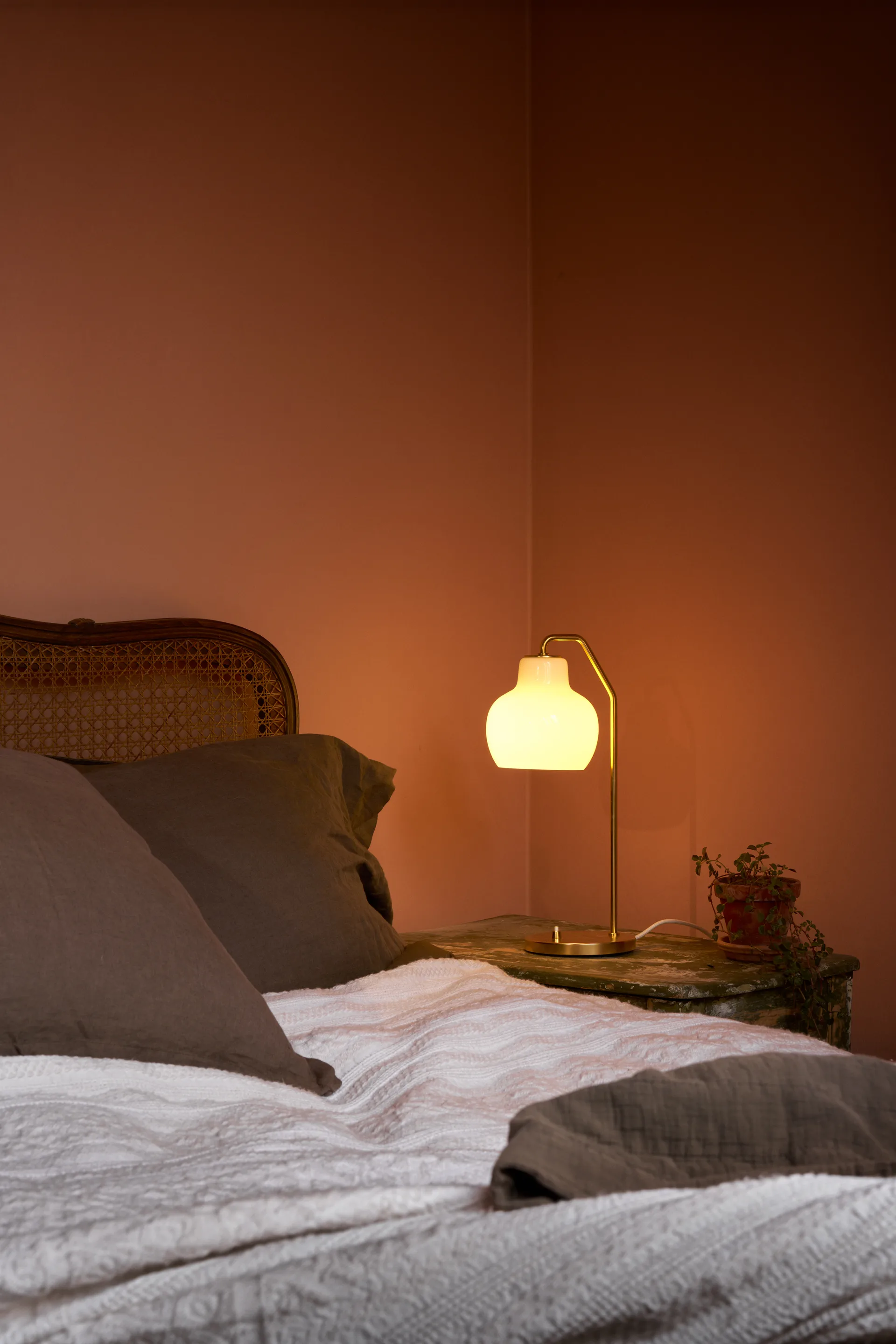 Lampa stołowa VL Ring Crown Ø15 cm, Mosiężny-opalowe szkło Louis Poulsen