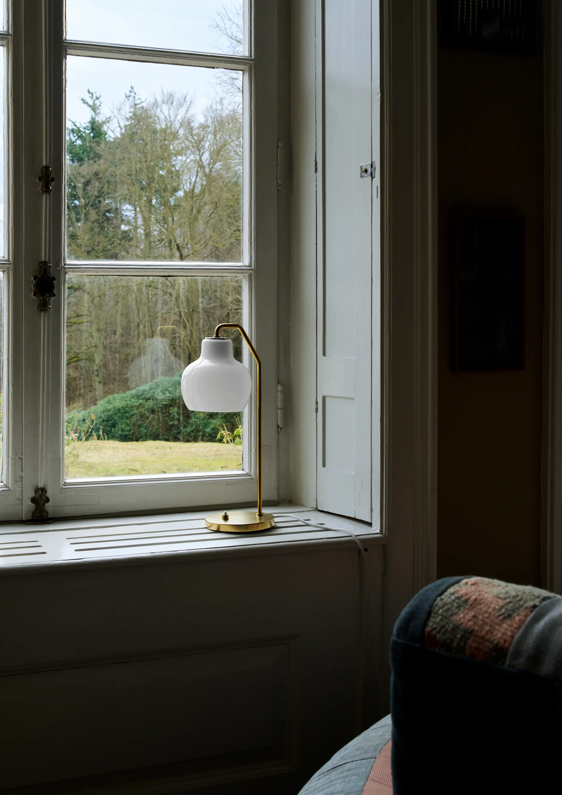 Lampa stołowa VL Ring Crown Ø15 cm, Mosiężny-opalowe szkło Louis Poulsen