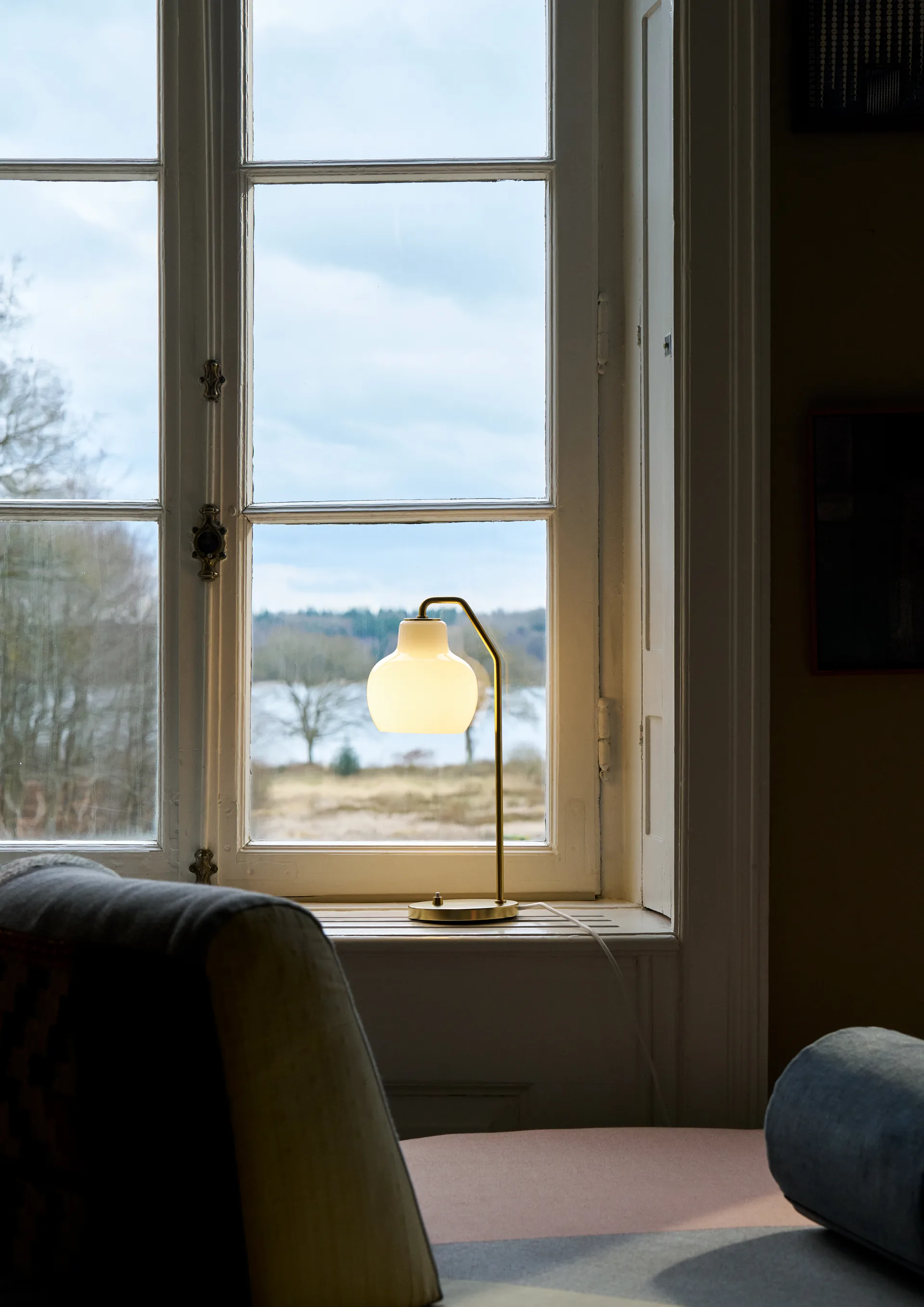 Lampa stołowa VL Ring Crown Ø15 cm, Mosiężny-opalowe szkło Louis Poulsen