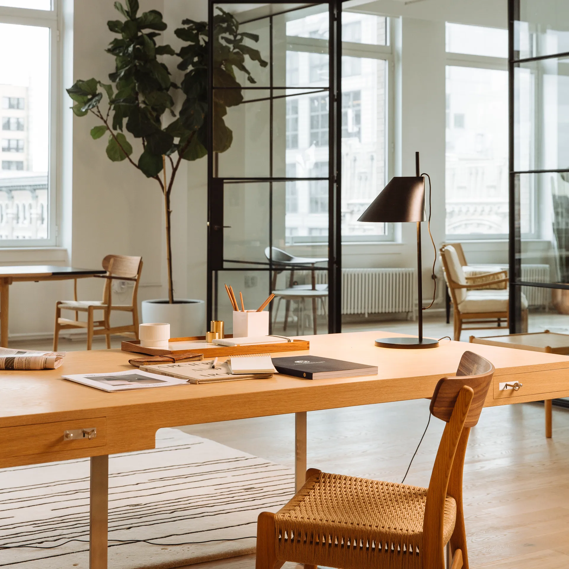 Lampa stołowa Yuh, Czarny Louis Poulsen