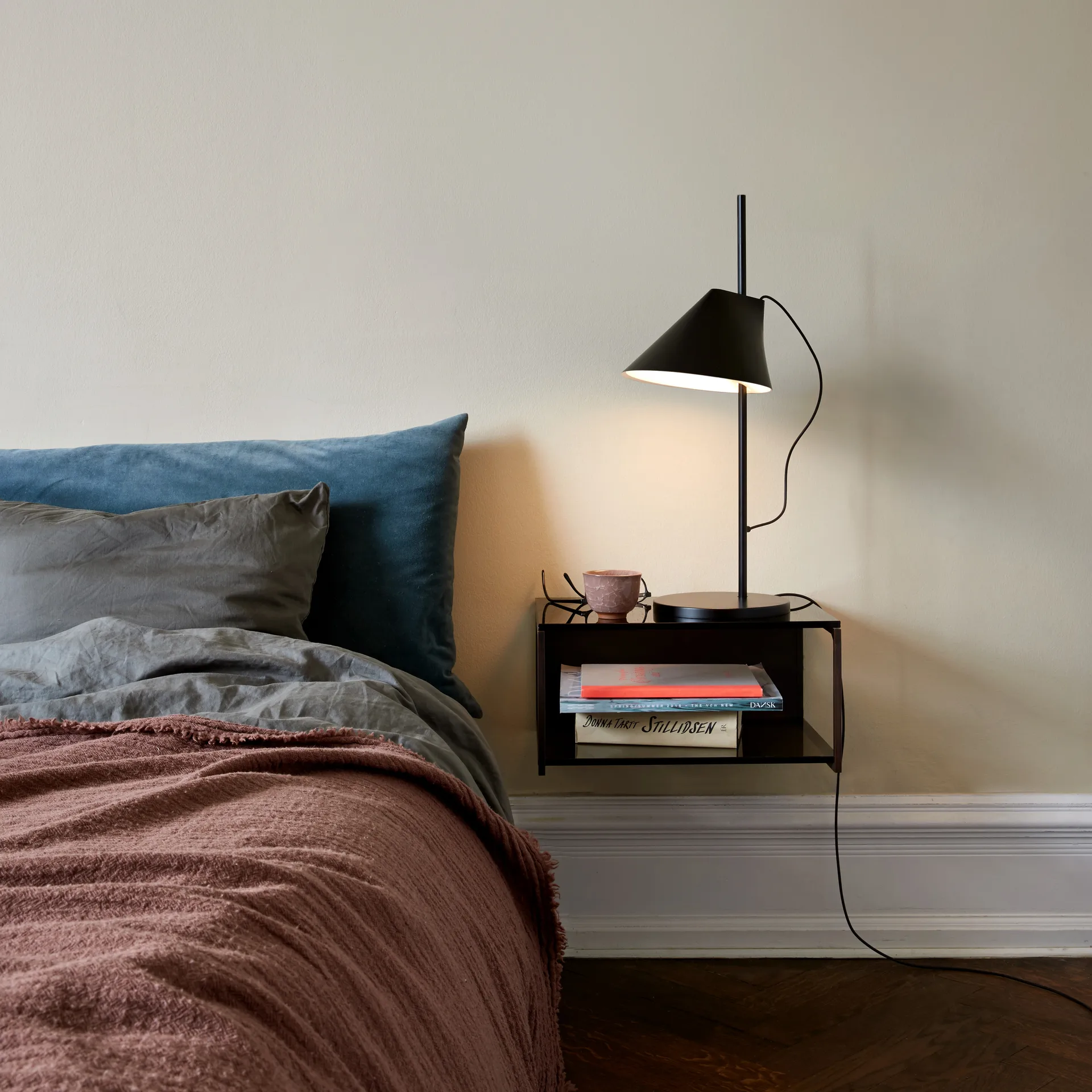 Lampa stołowa Yuh, Czarny Louis Poulsen