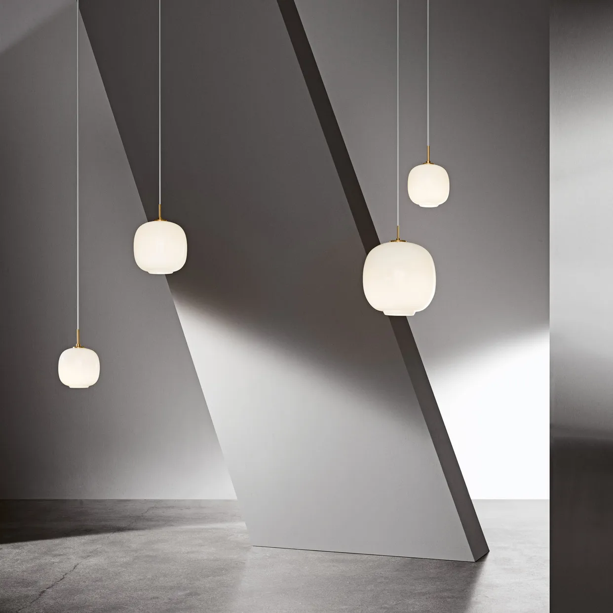 Lampa wisząca VL45 Radiohus Ø17,5 cm, Brass-white opal glass Louis Poulsen