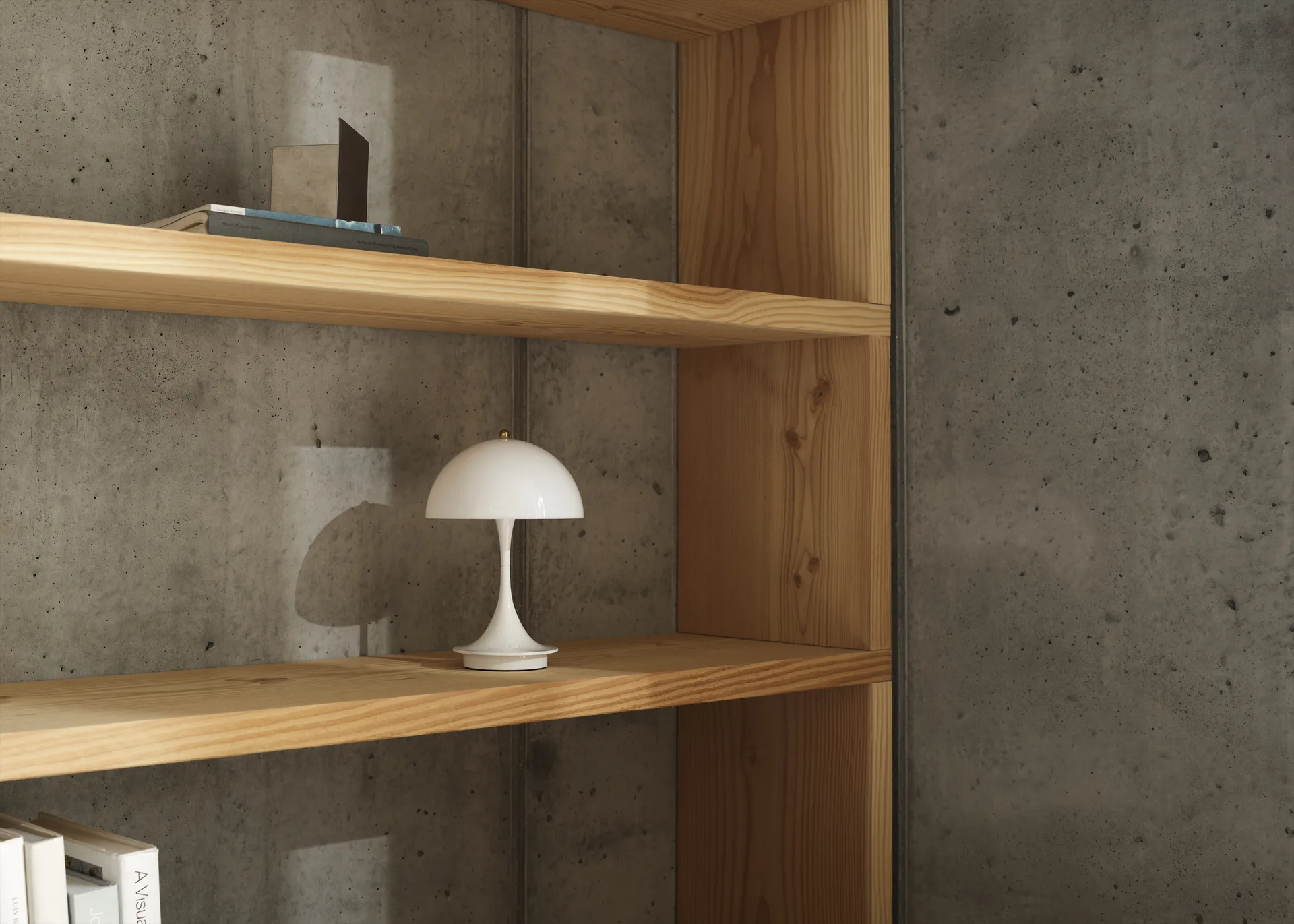 Przenośna lampa stołowa Panthella 160 Anniversary Edition, Brass metallised-white Louis Poulsen