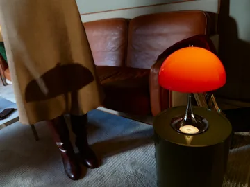 Przenośna lampa stołowa Panthella 250 V3 - Original Opal Red - Louis Poulsen