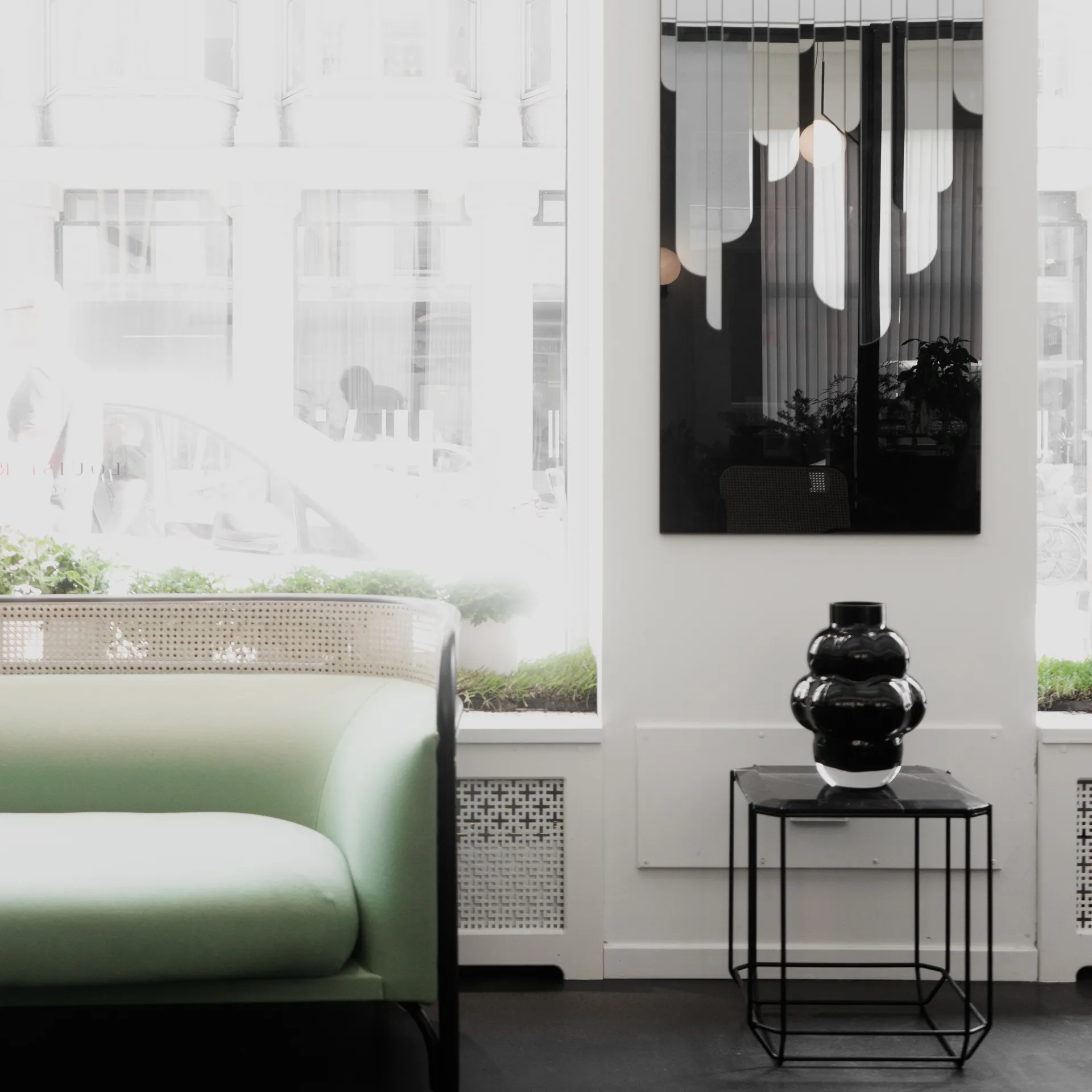 Wazon 04 Balloon 32 cm, Czarny Louise Roe