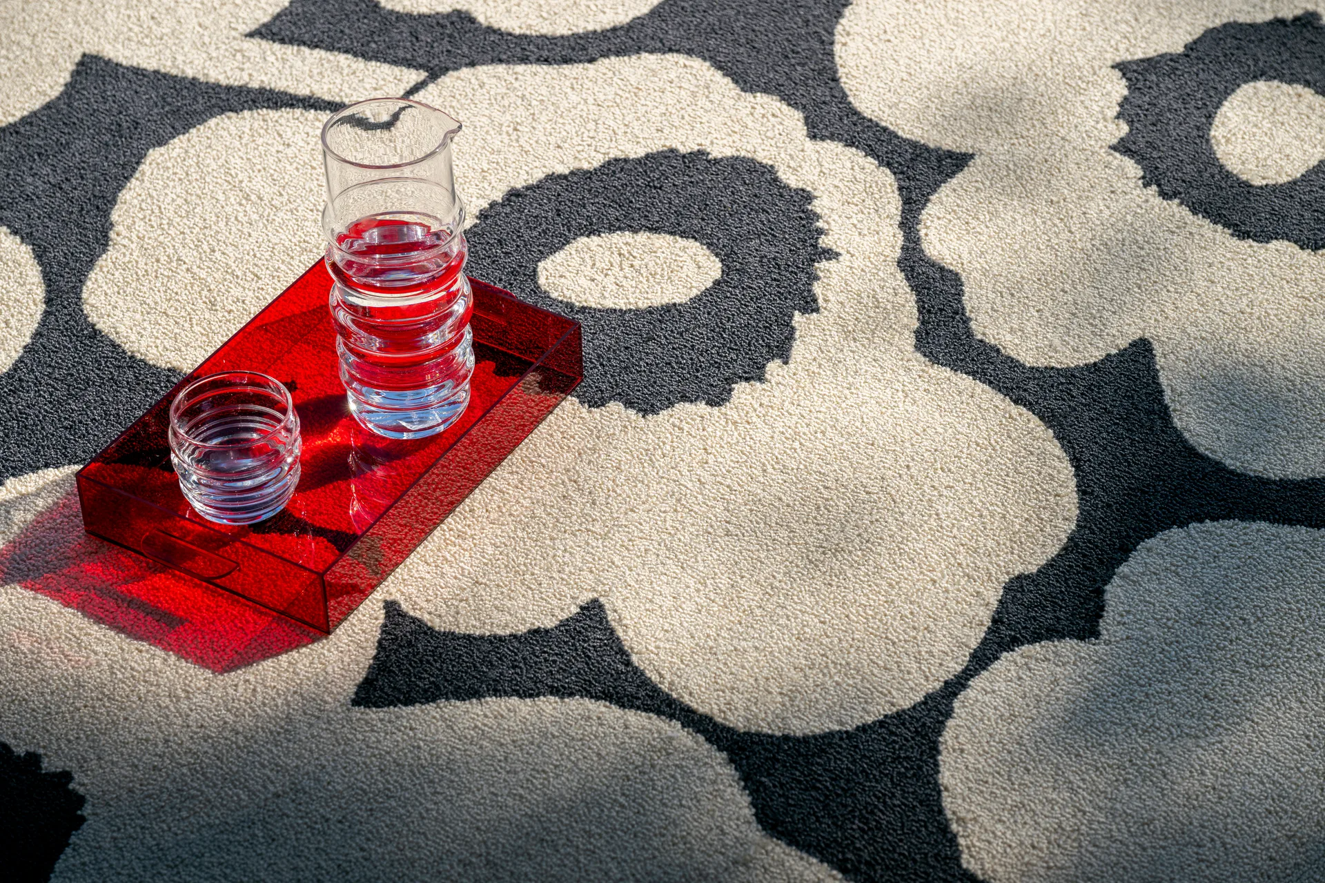 Dywan Unikko outdoor, Charcoal-white, 250x350 cm Marimekko