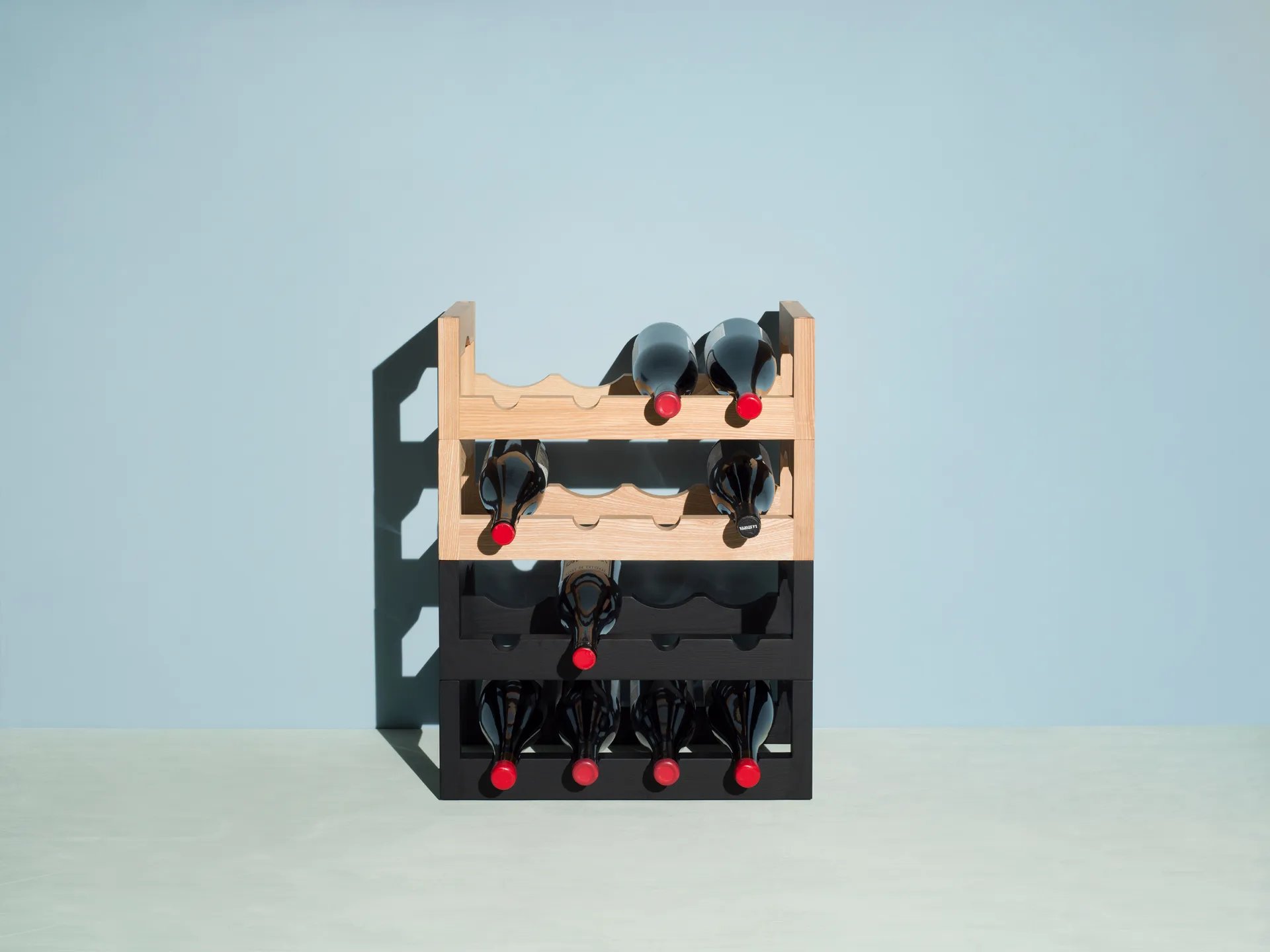 Silo - stojak na wino z możliwością sztaplowania, Jesion bejcowany na ciemno Massproductions