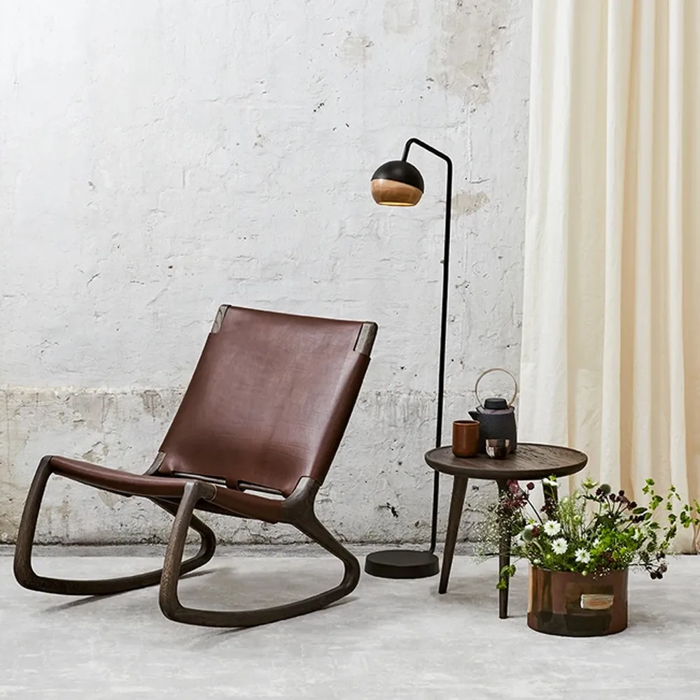 Fotel bujany Rocker, skóra whiskey, stojak dębowy lakierowany matowy Mater