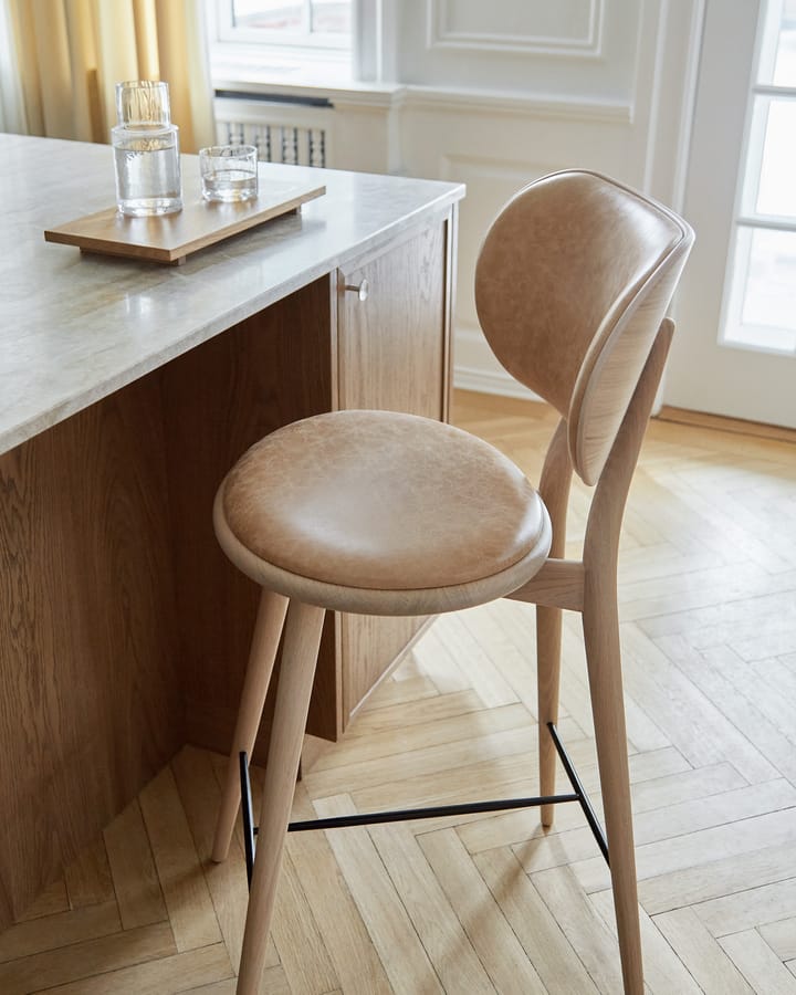 Krzesło barowe High Stool Backrest niskie, skóra natural, stojak dębowy lakier matowy Mater