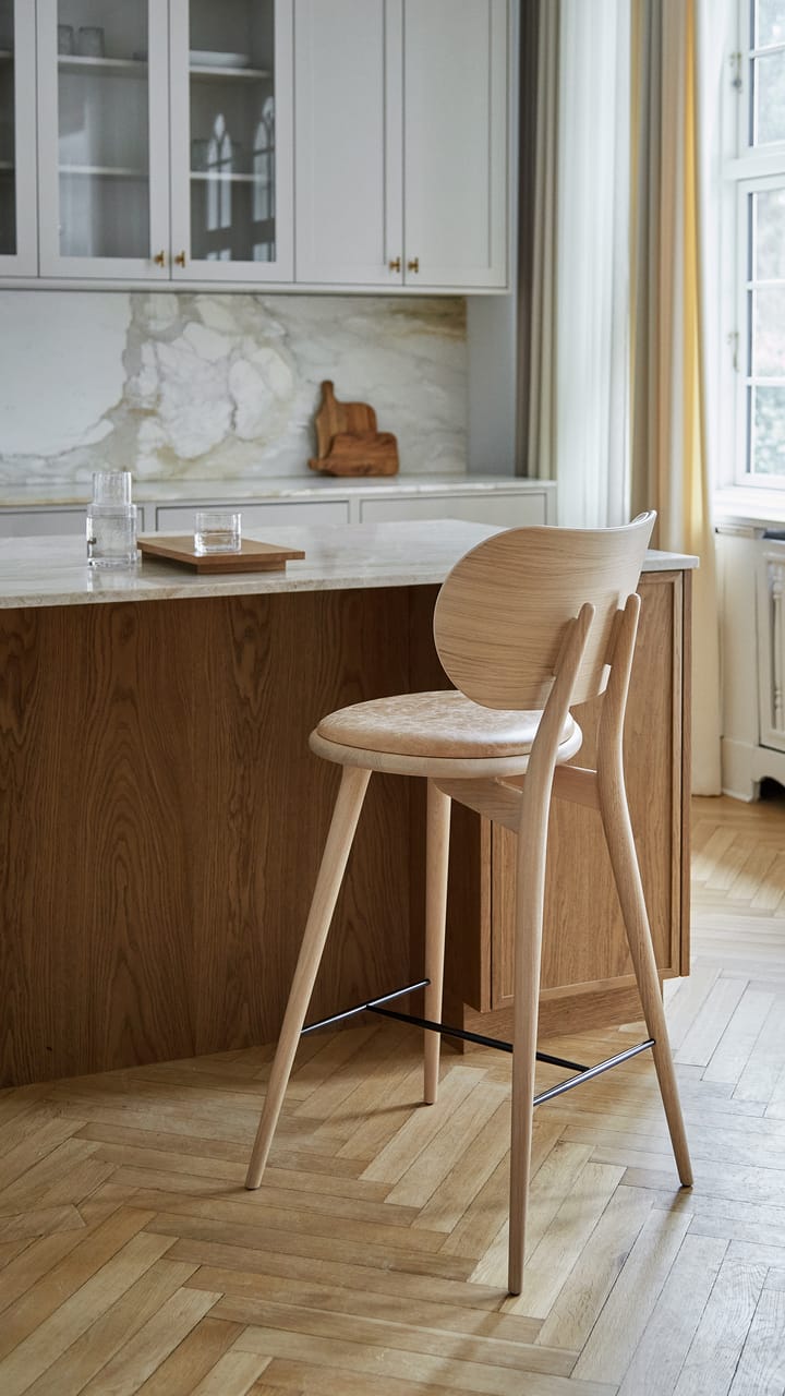 Krzesło barowe High Stool Backrest niskie, skóra natural, stojak dębowy lakier matowy Mater