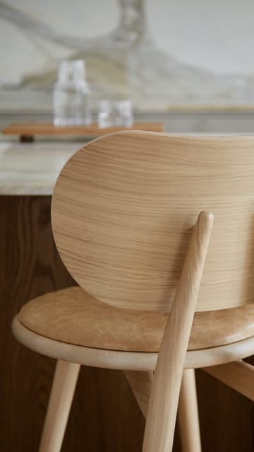 Krzesło barowe High Stool Backrest niskie - skóra natural, stojak dębowy lakier matowy - Mater