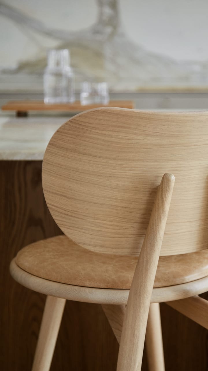 Krzesło barowe High Stool Backrest niskie, skóra natural, stojak dębowy lakier matowy Mater