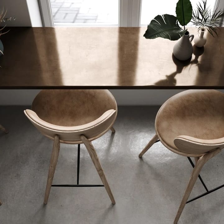 Krzesło barowe Mater High Stool Backrest wysokie, skóra natural, stojak dębowy lakier matowy Mater